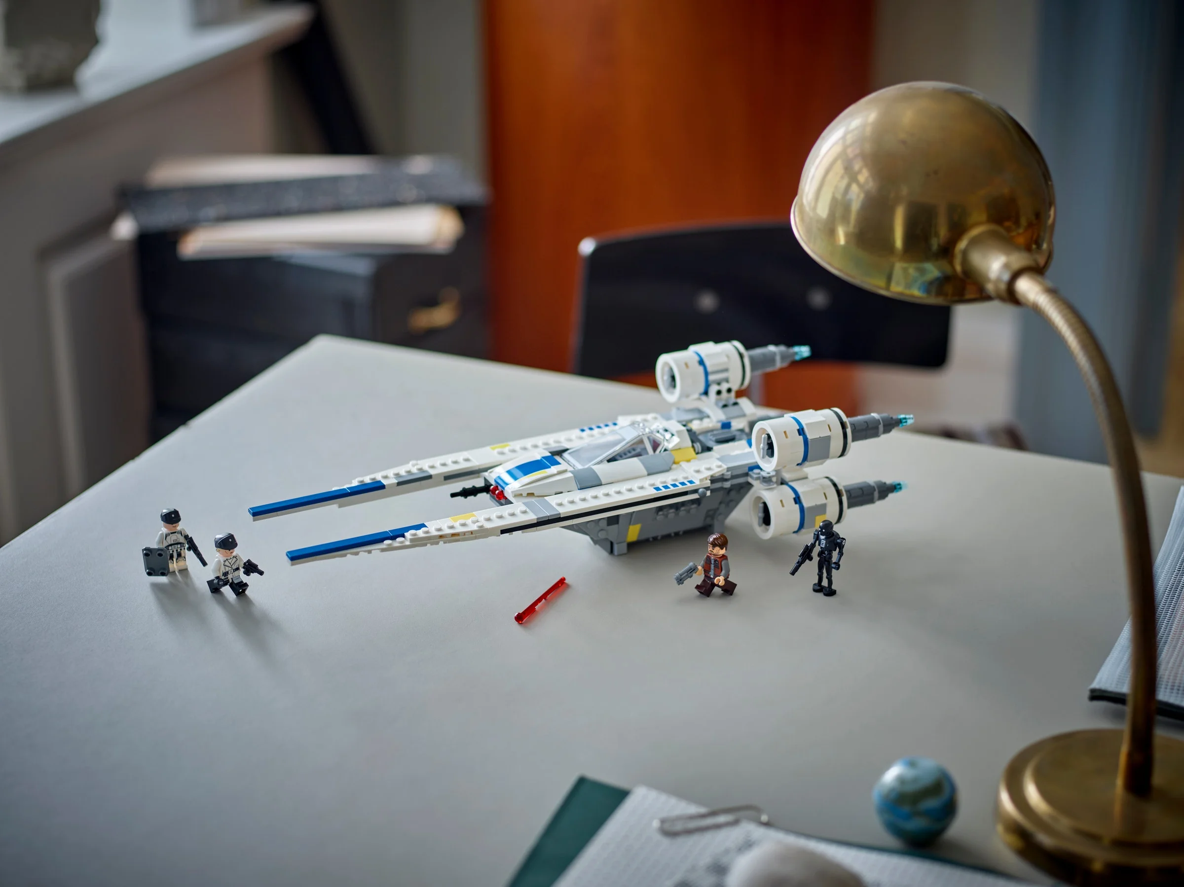 U-wing Starfighter Rebel, cu minifigurine și detalii. Aspect atrăgător și detaliat.