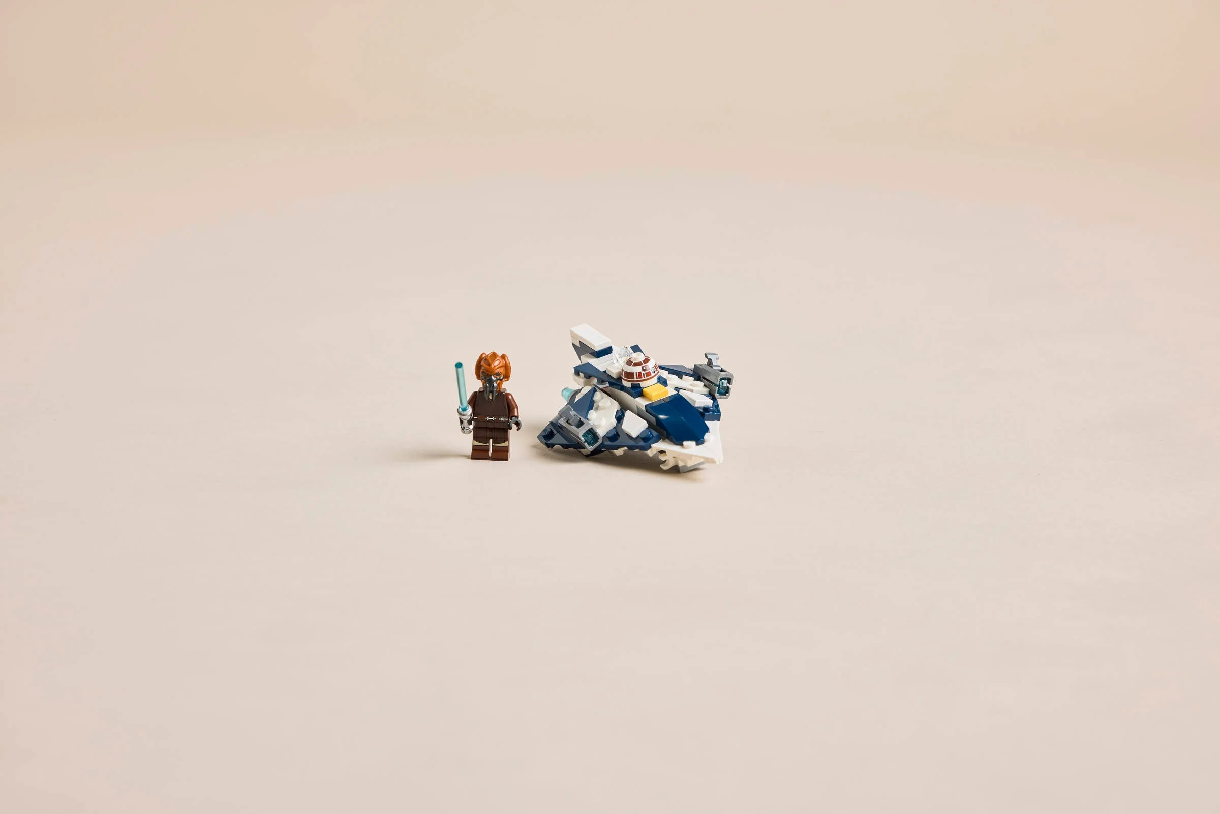 Setul LEGO 75400, cu Plo Koon și navă. O imagine clară a produsului.