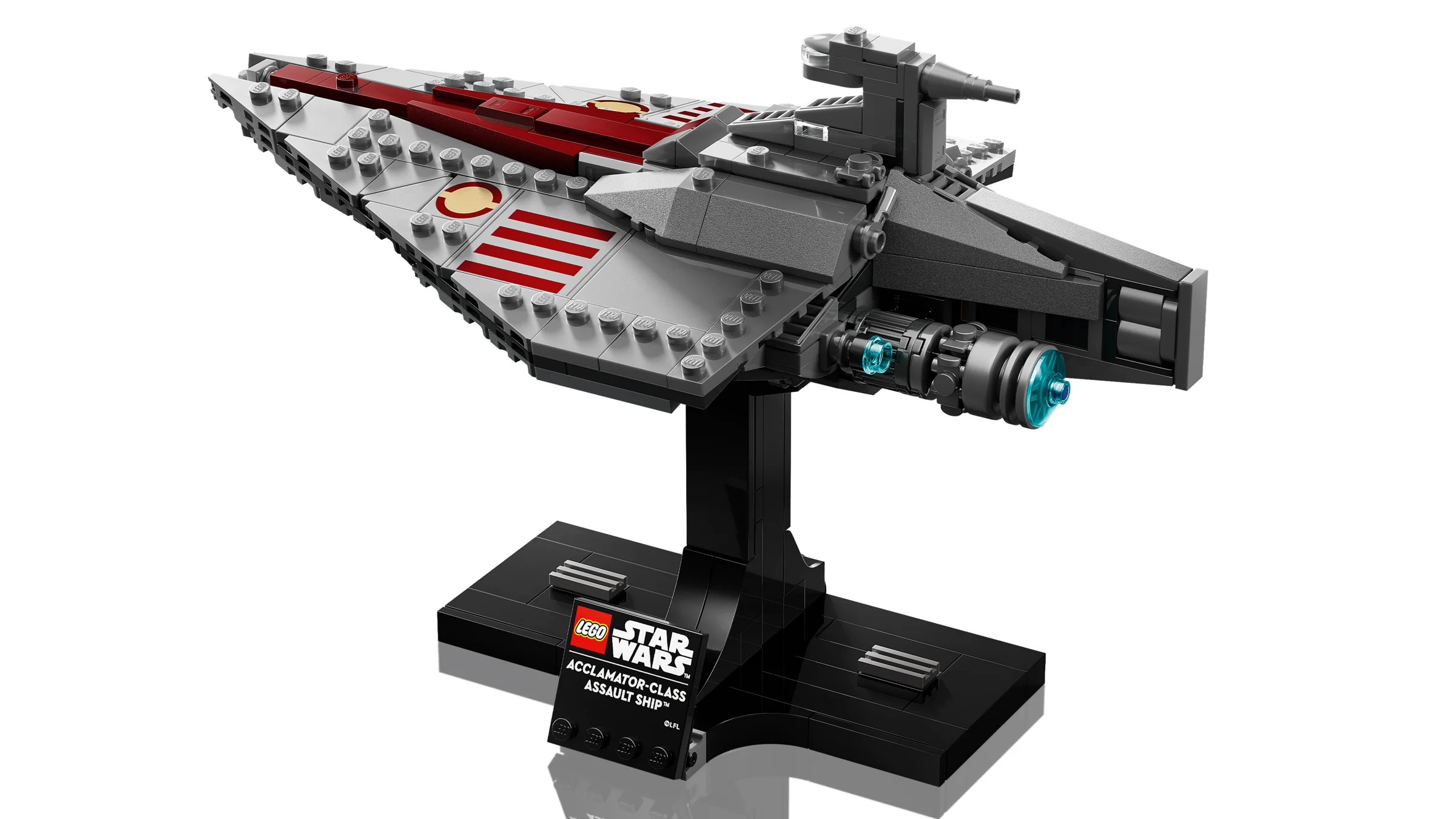 Imagine cu nava Acclamator-class Assault Ship, un model LEGO Star Wars, pe suport.