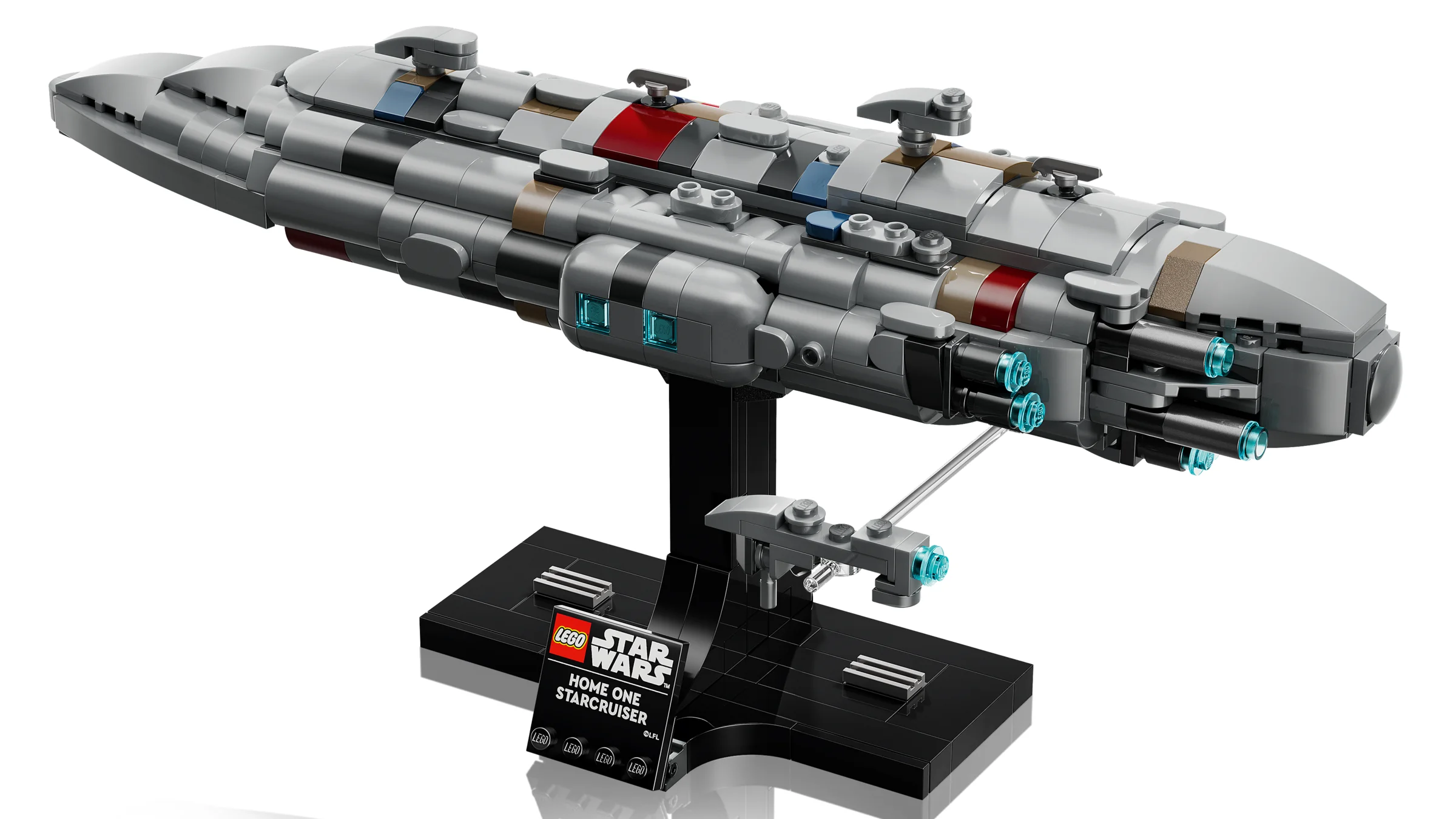 Imagine cu modelul LEGO Home One Starcruiser, montat pe suportul său negru. Model detaliat din cărămizi gri.