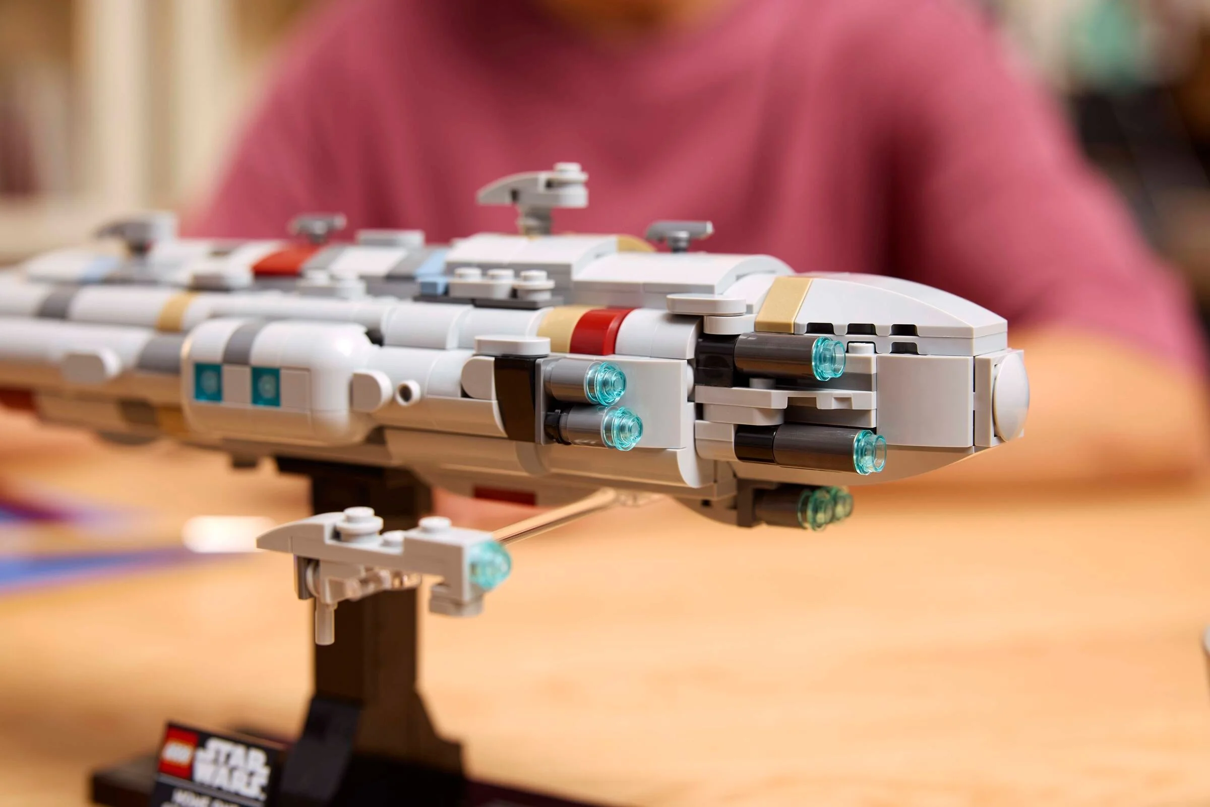 Prim-plan al modelului Home One Starcruiser, evidențiind detaliile construcției LEGO.
