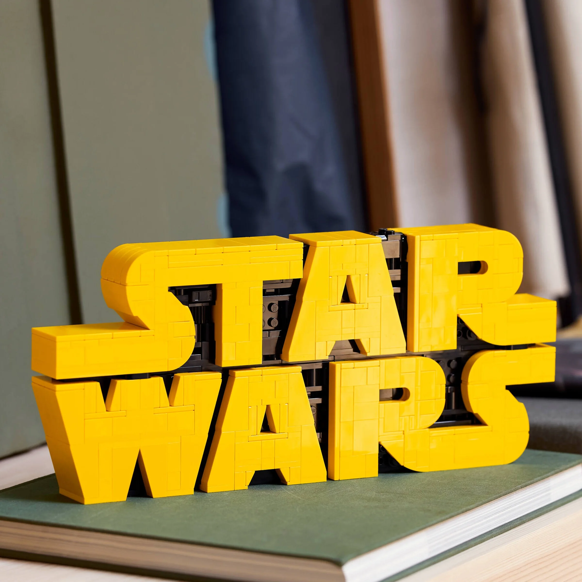 Logo-ul Star Wars construit din cărămizi LEGO, galben și negru.