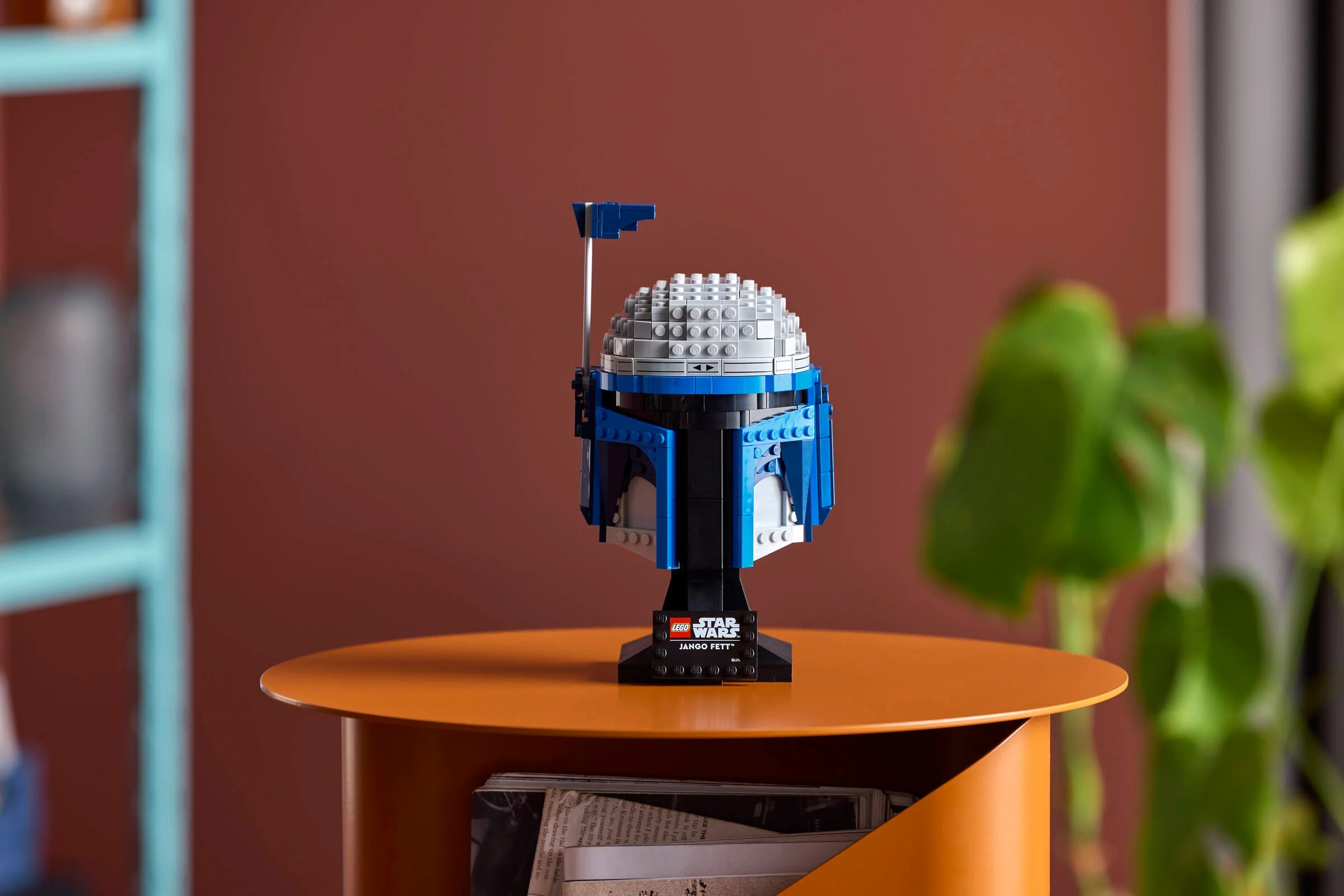 Casca LEGO a lui Jango Fett pe un suport, prezentată într-un cadru de interior elegant.