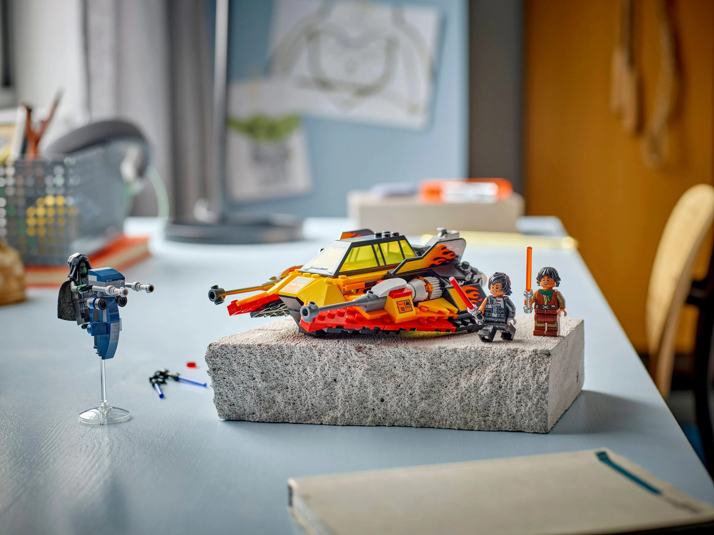 Snowspeeder-ul Force Burner și minifigurinele LEGO Star Wars pe un fundal creativ.
