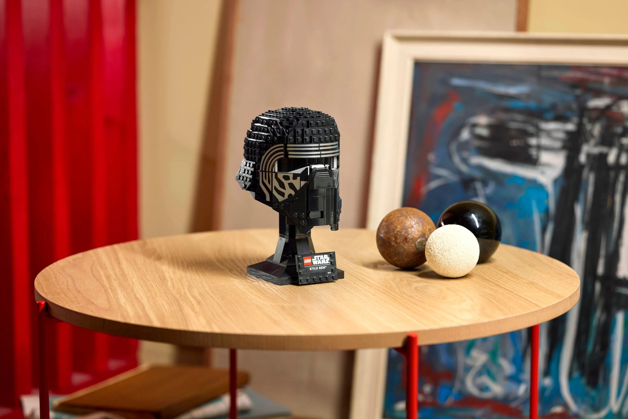 Casca Kylo Ren LEGO Star Wars pe un suport, prezentată detaliat. O piesă de colecție.