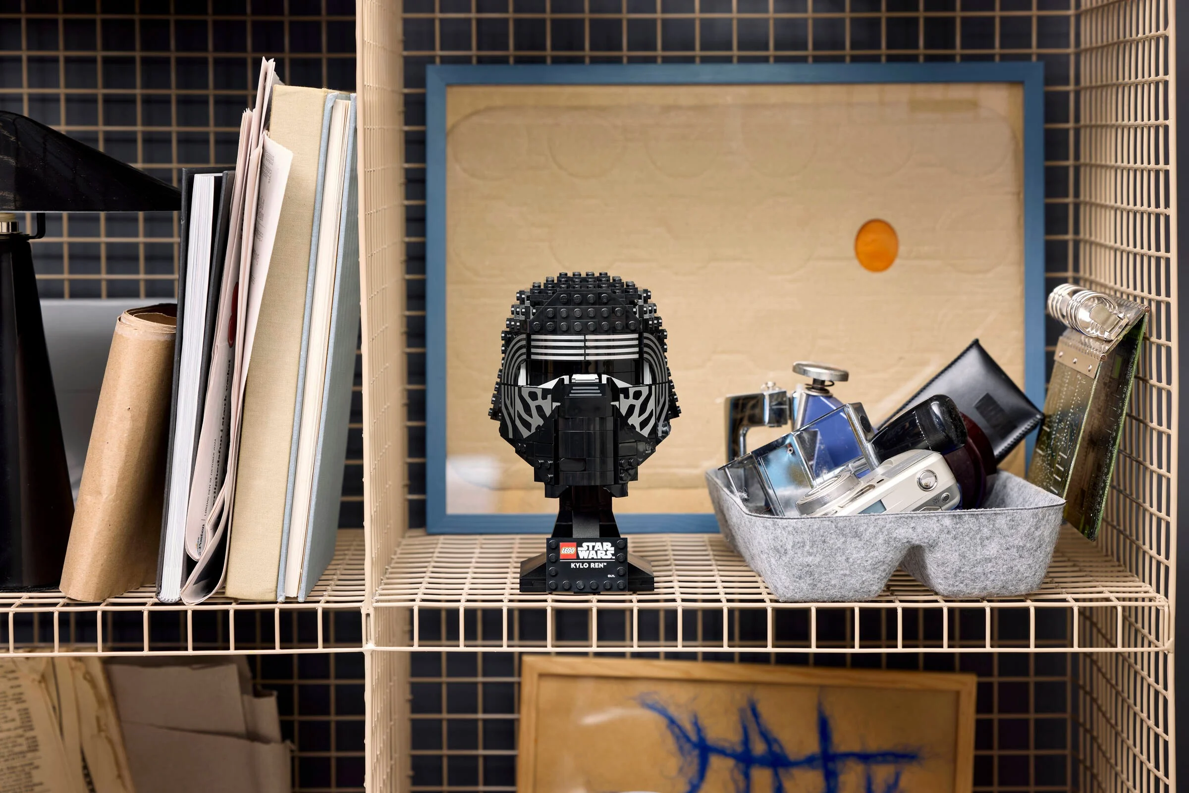 Casca lui Kylo Ren LEGO Star Wars 75415, prezentată pe un raft organizat. Imagine de produs.