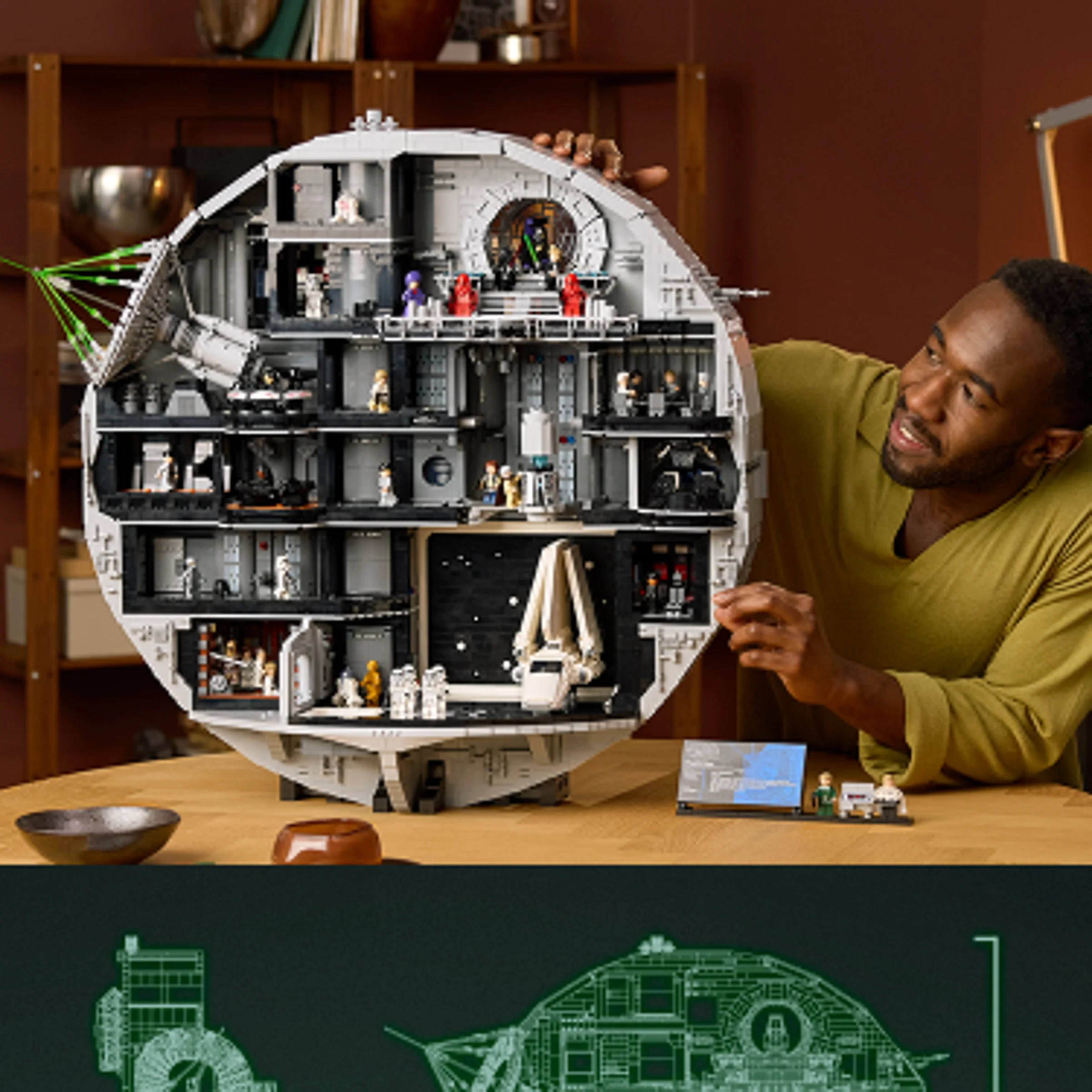O imagine detaliată cu macheta Death Star LEGO (75419) prezentată de o persoană.
