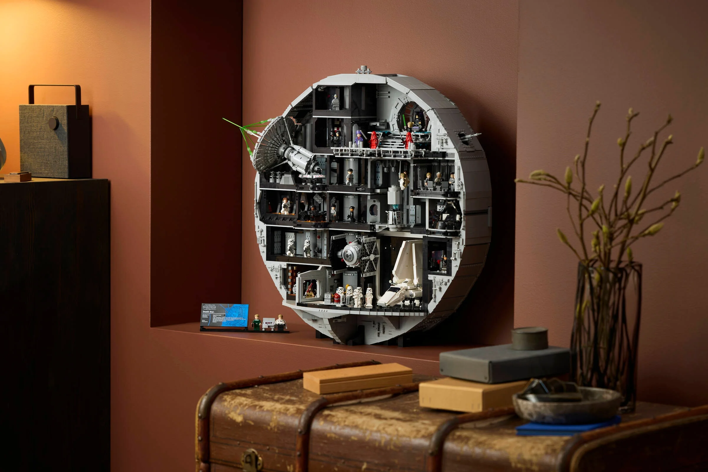 O imagine detaliată a modelului LEGO Death Star (75419) într-un cadru de locuință elegant.
