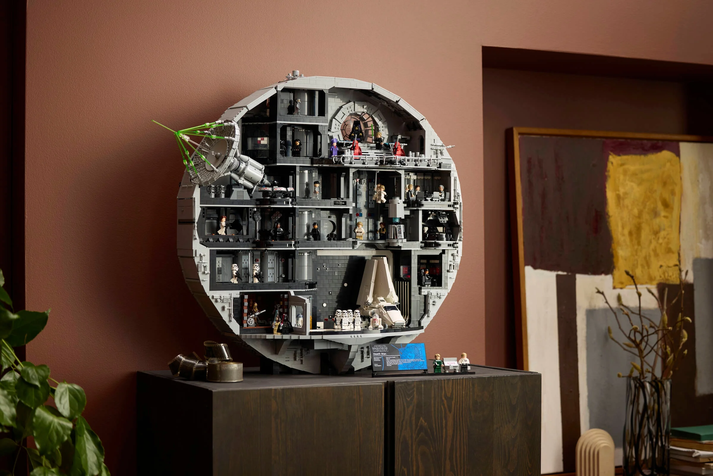 O imagine a setului LEGO Death Star (75419) expus într-un cadru de viață. Model detaliat, impresionant.