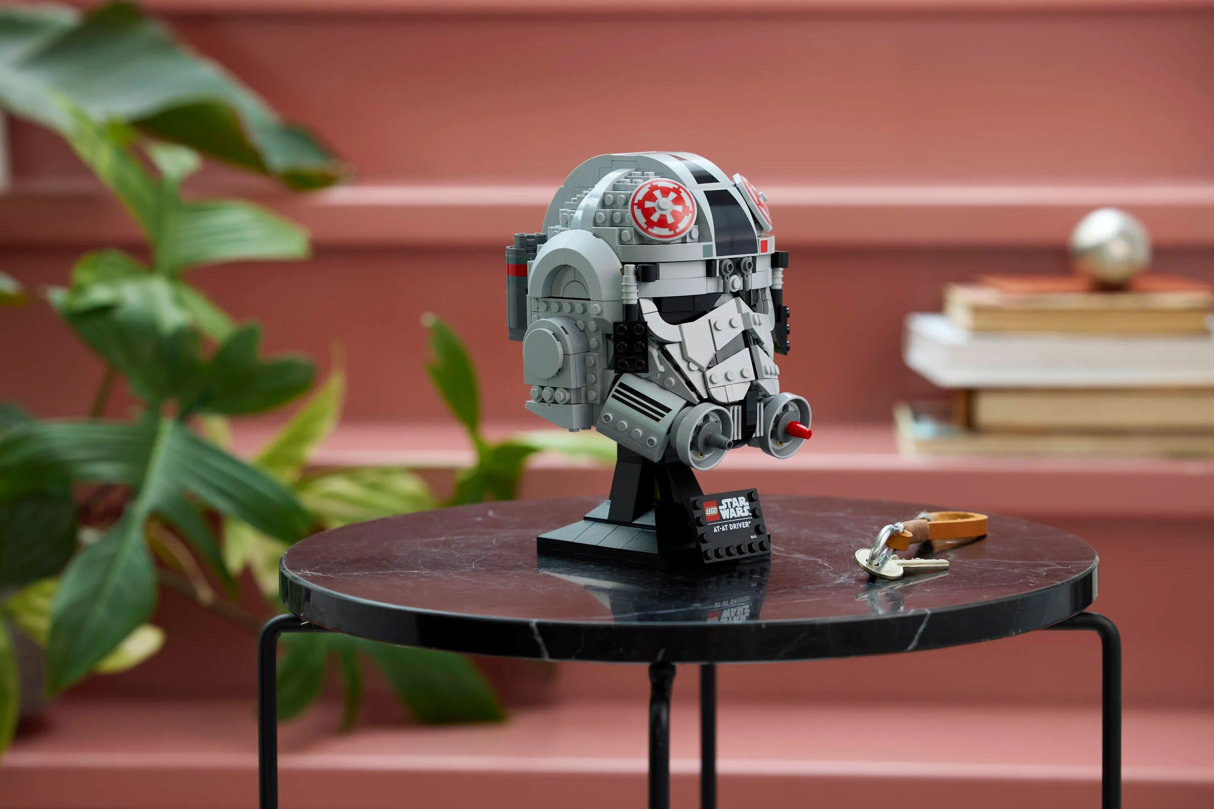 Imagine cu casca AT-AT Driver LEGO Star Wars (75429), detaliată și expusă pe un stativ.