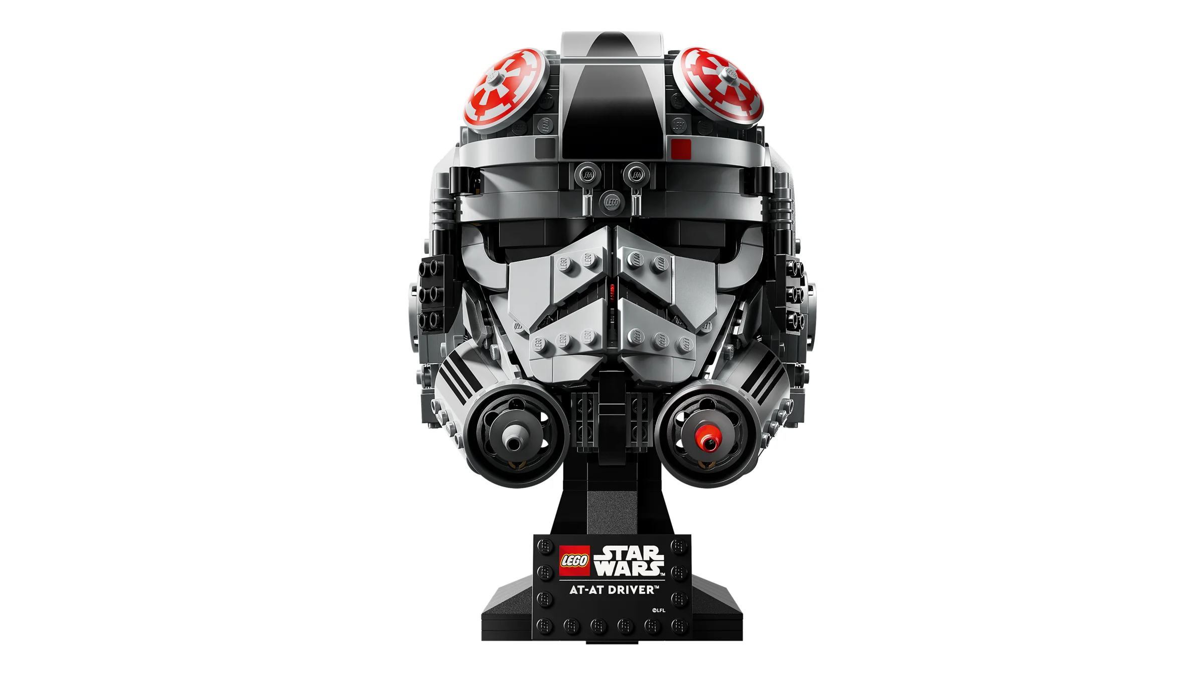 Imagine frontală a căștii AT-AT Driver construite din LEGO, cu suport.