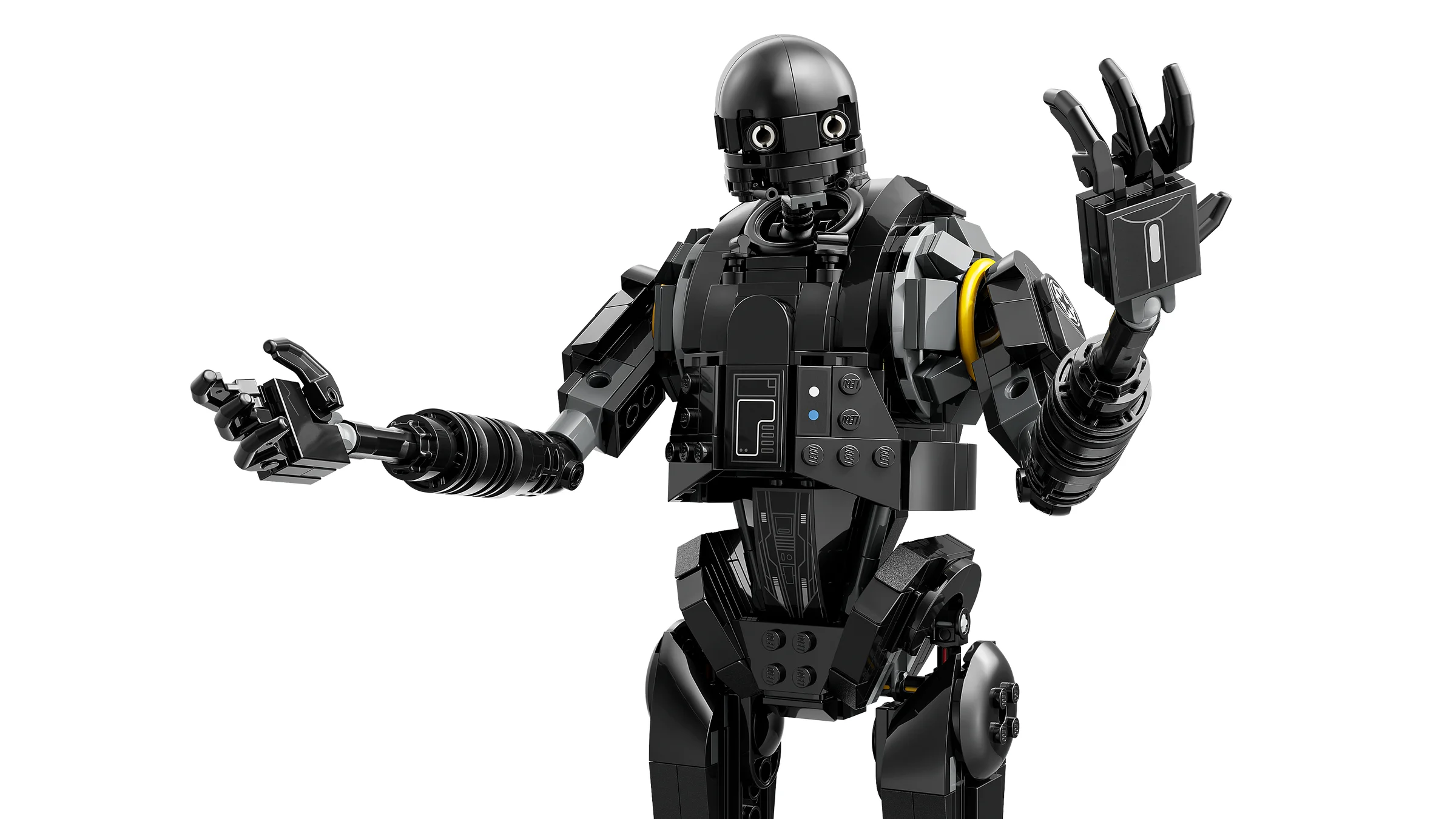 Imagine cu K-2SO LEGO, negru, cu brațele întinse. Detaliu al construcției robotului.