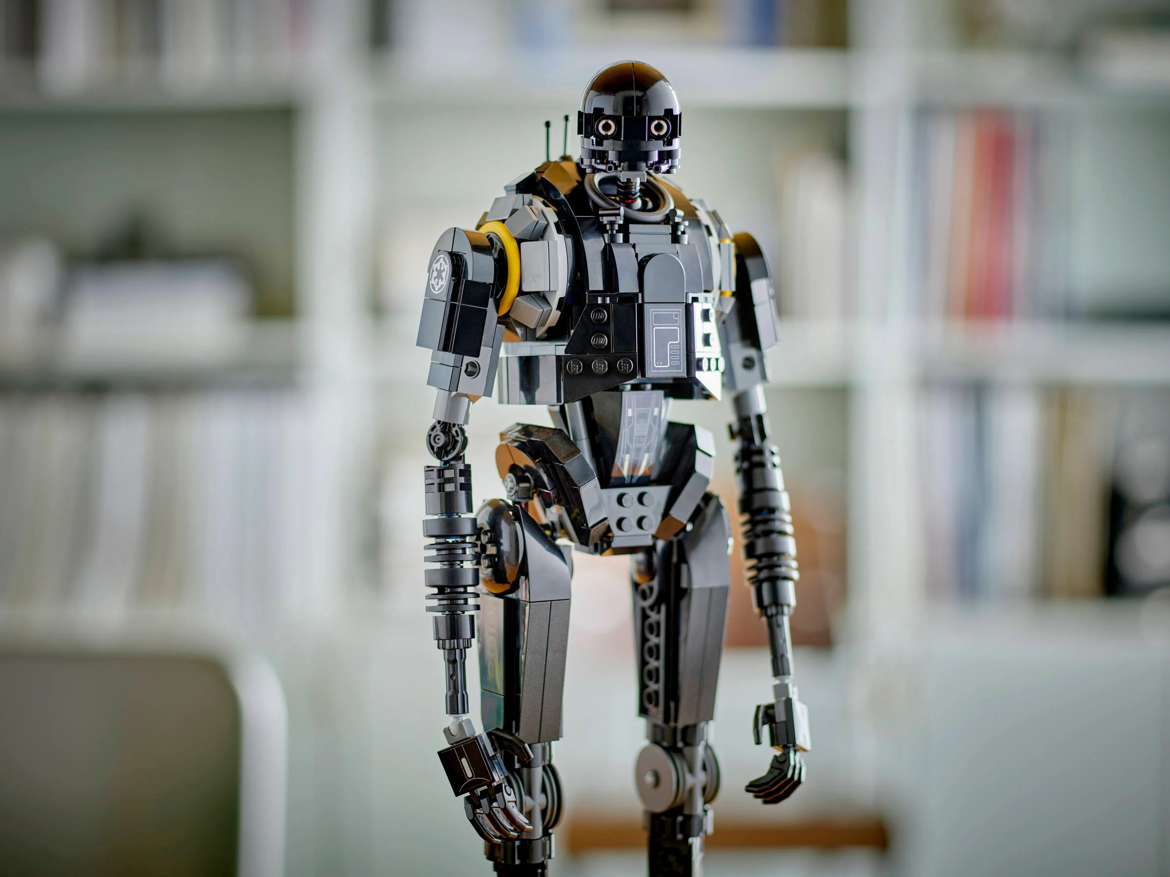 Modelul LEGO K-2SO, o construcție detaliată, neagră, din Star Wars.