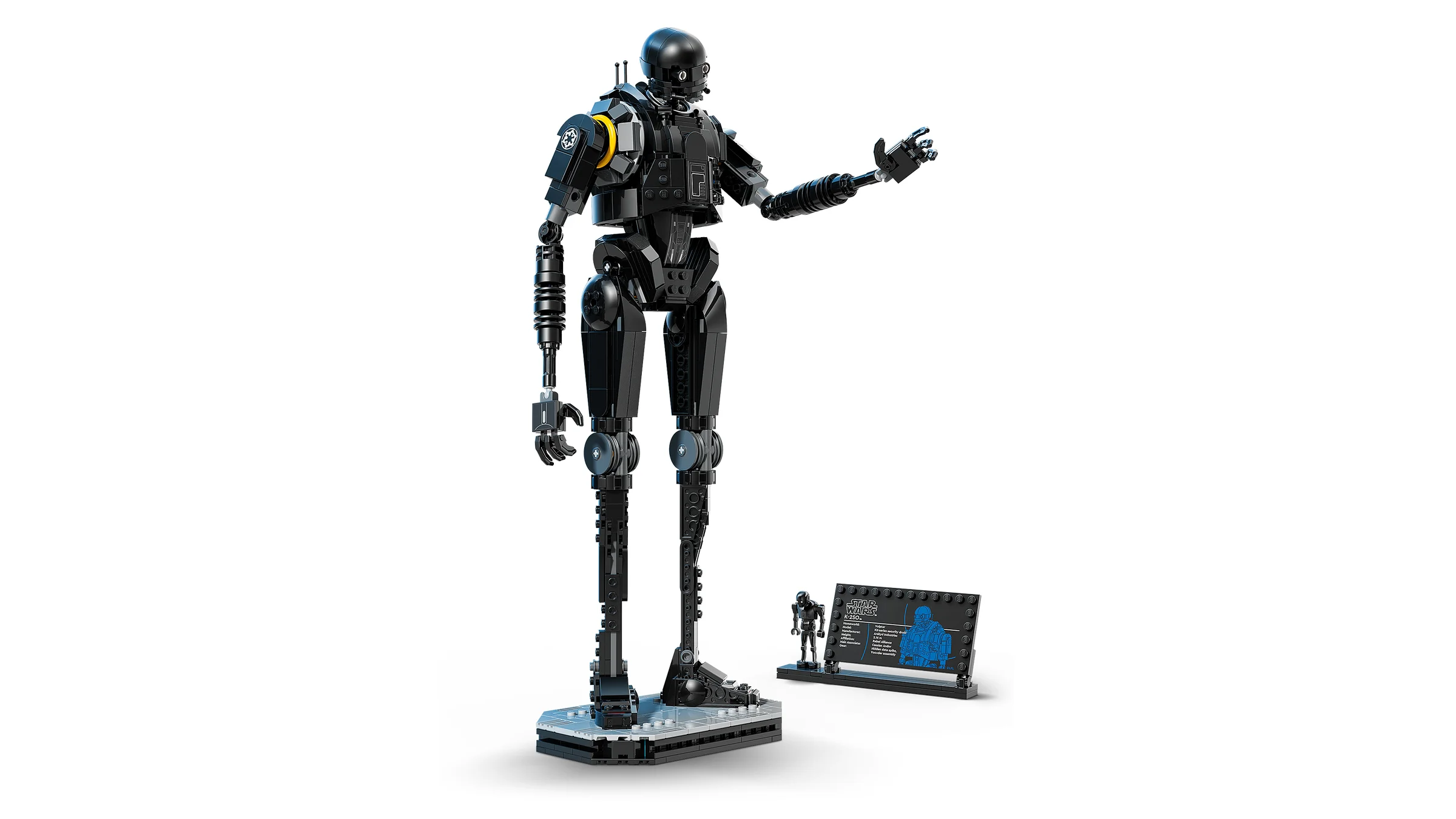 Modelul LEGO K-2SO, un droid înalt și zvelt, alături de o minifigurină și o placă informativă.