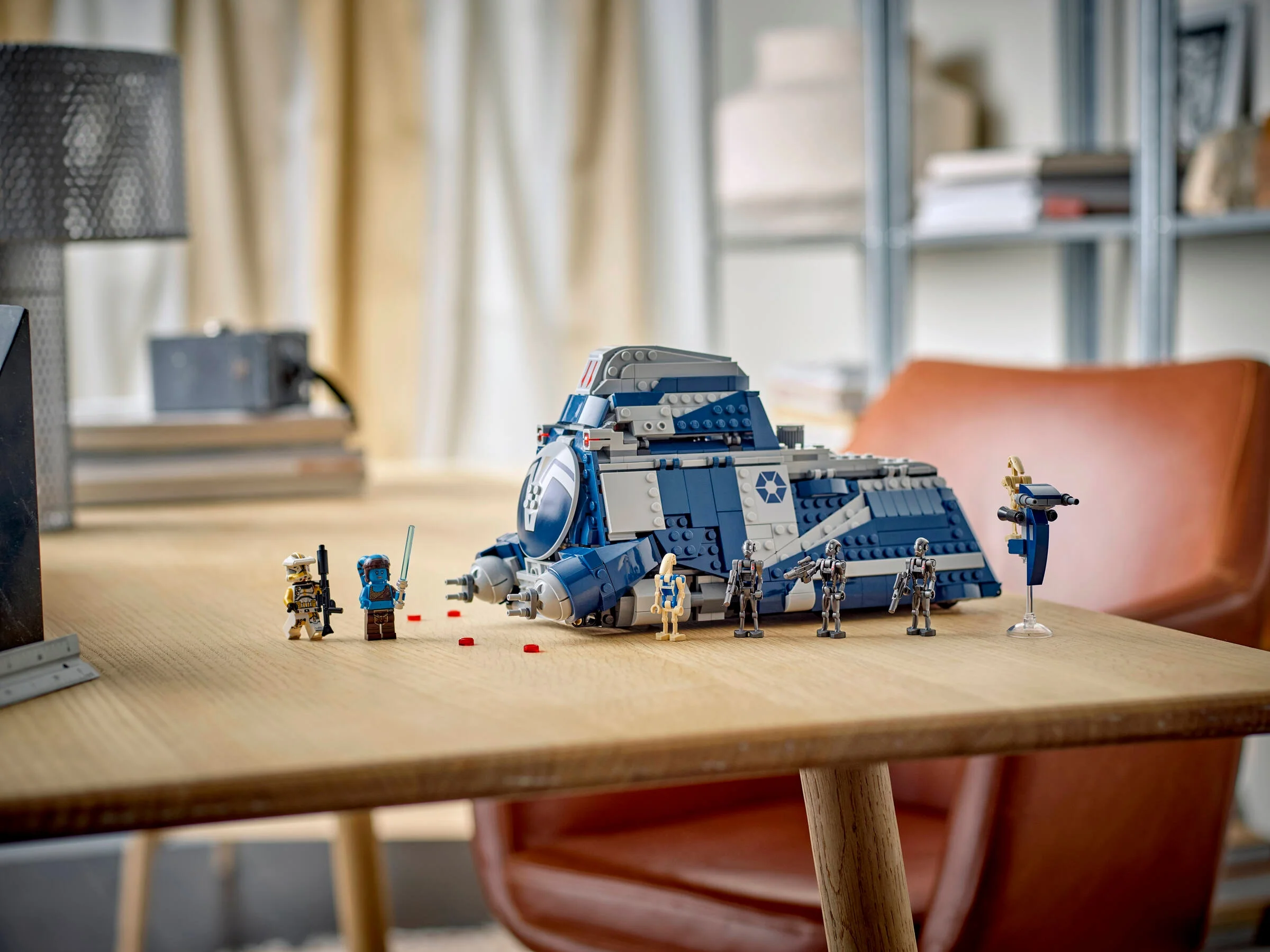 Setul LEGO Star Wars 75435, Bătălia de pe Felucia, prezintă MTT-ul separatist și minifigurine.