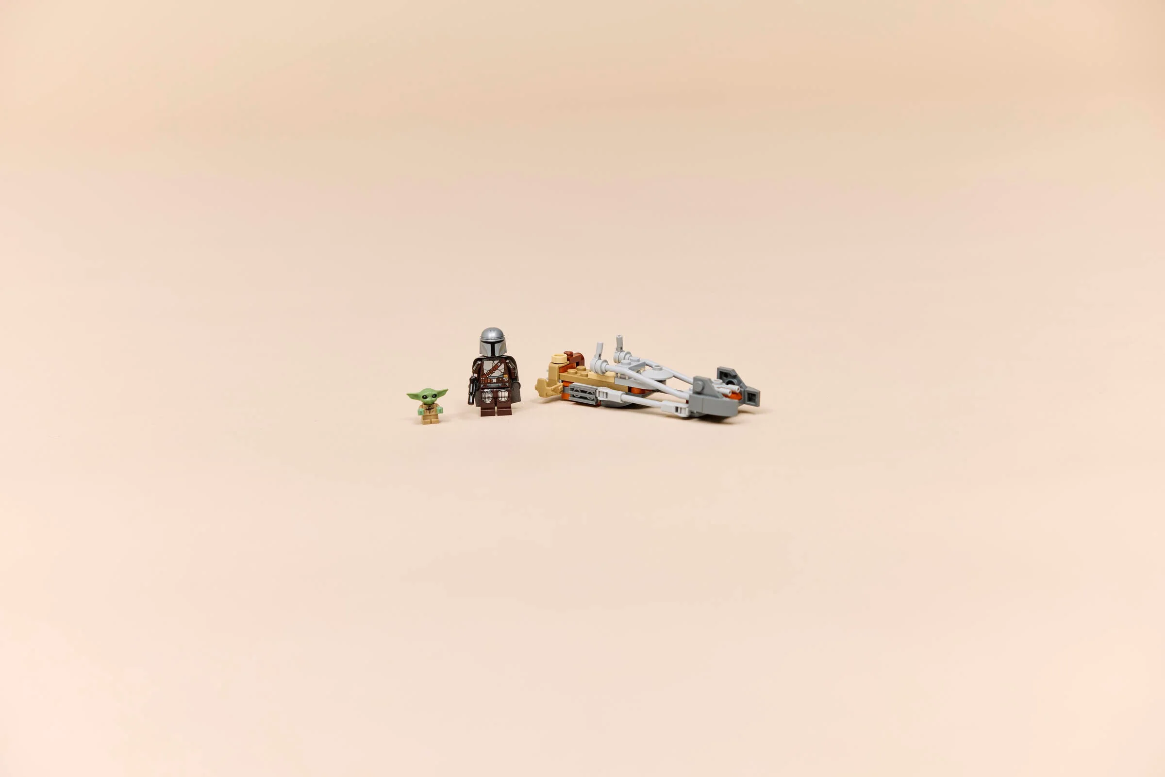 Setul LEGO Star Wars 75436 prezintă pe Mandalorian și Grogu cu speeder-ul său iconic.