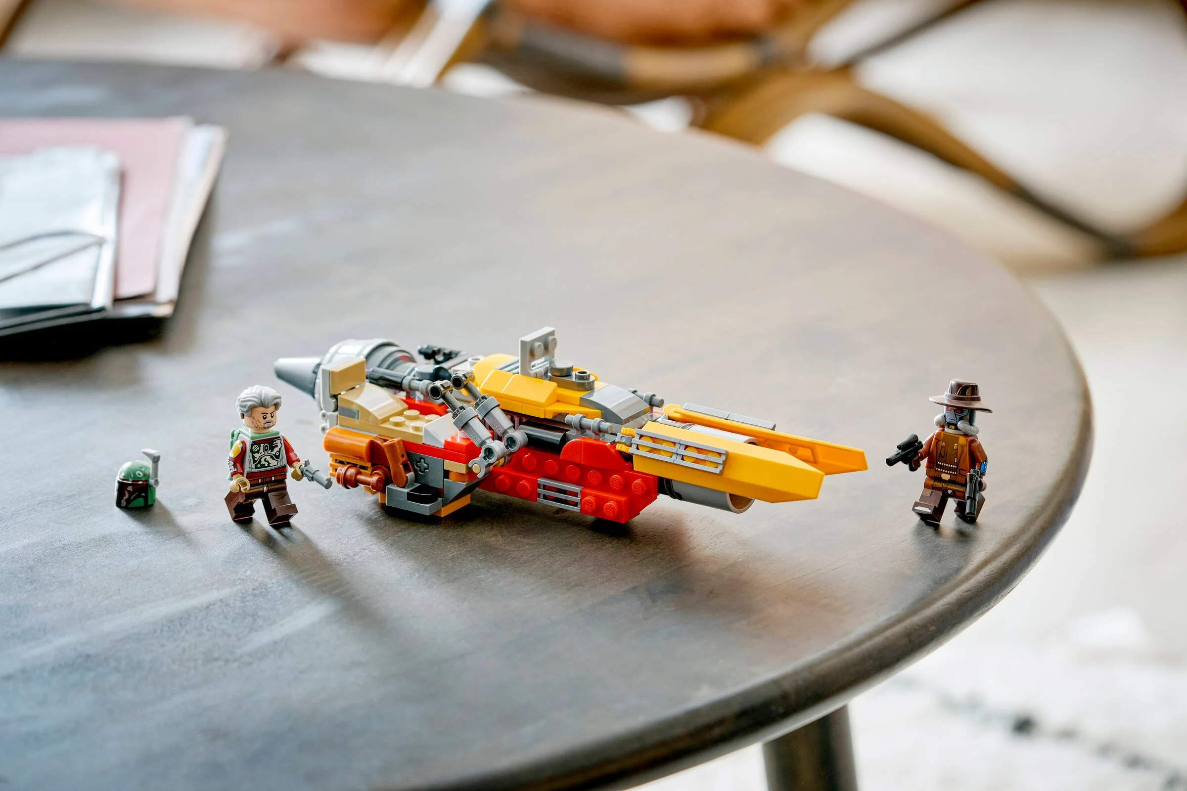 Speeder-ul lui Cobb Vanth și minifigurinele LEGO, pe o masă. Aspect detaliat.