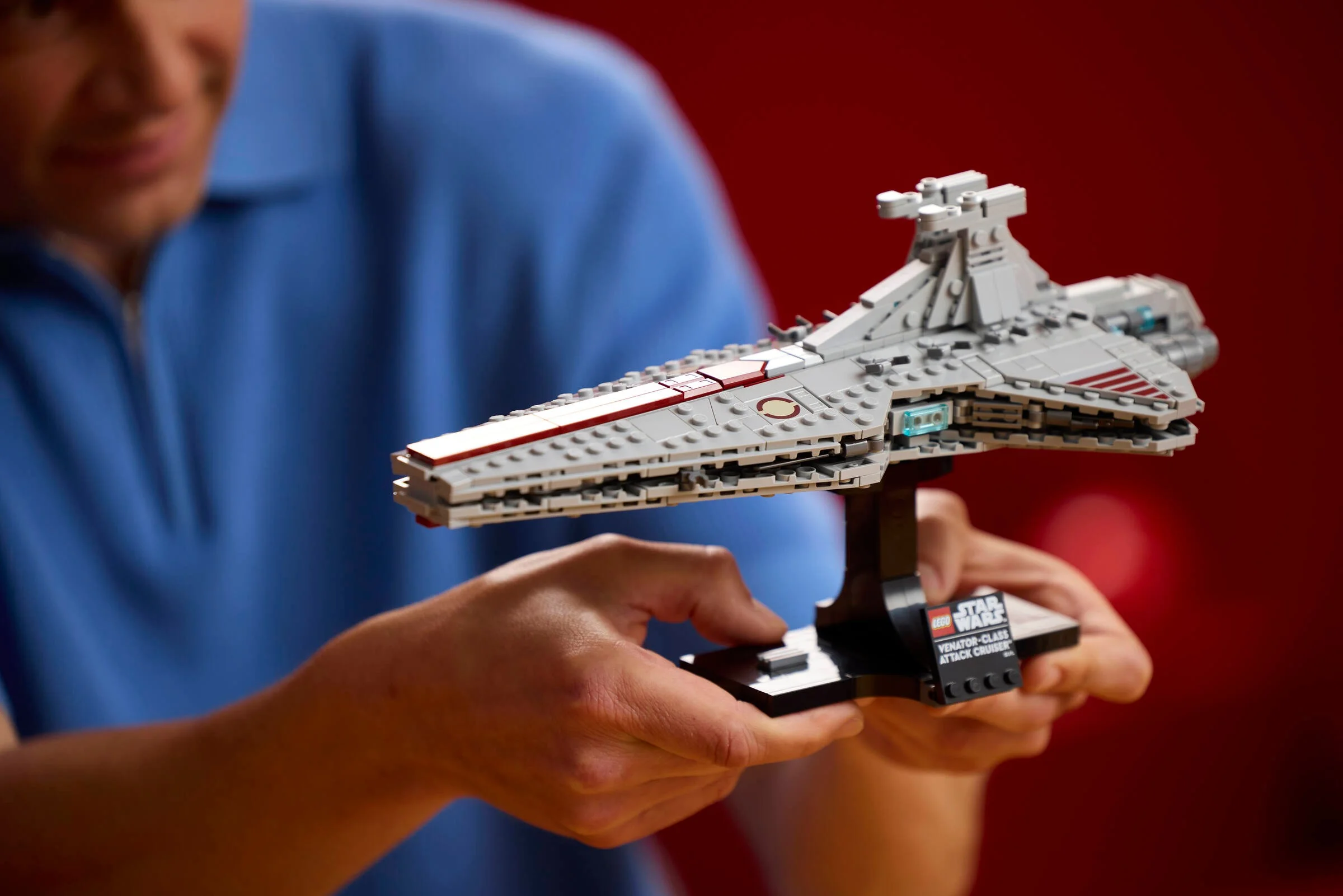 Venator-class Attack Cruiser LEGO Star Wars 75441, ținută în mâini pe suport.