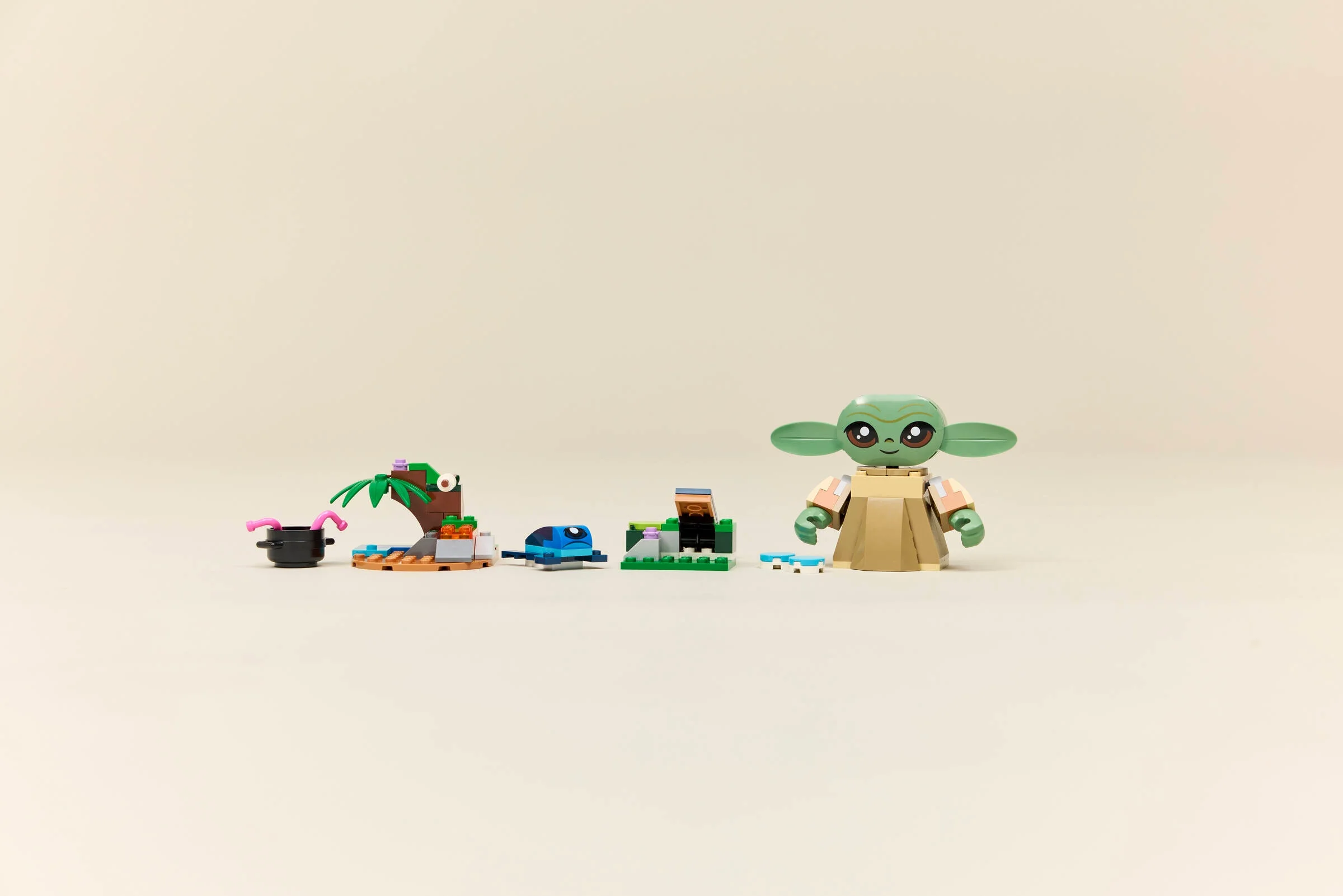 Imagine cu modelul LEGO Grogu's Homestead (75443) și elementele sale: Grogu, habitat și accesorii.
