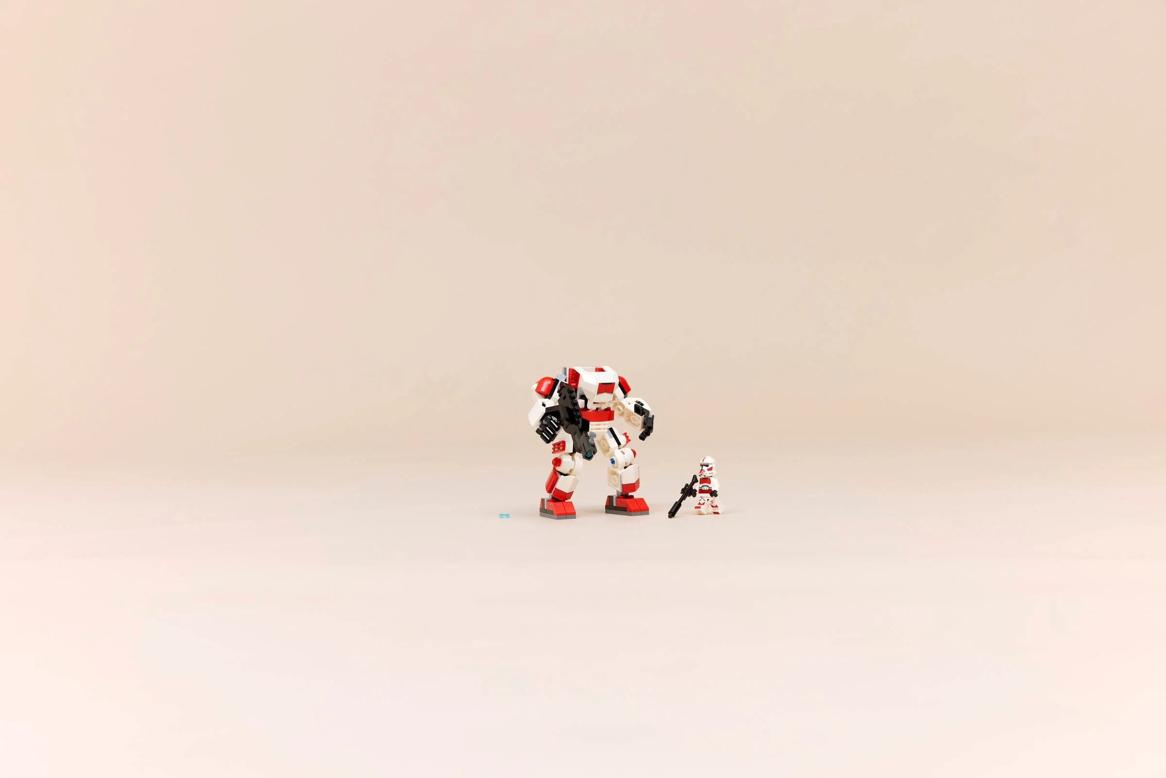 Imagine cu Mech-ul Clone Shock Trooper și minifigurina. Detalii vizibile ale ambelor modele LEGO.