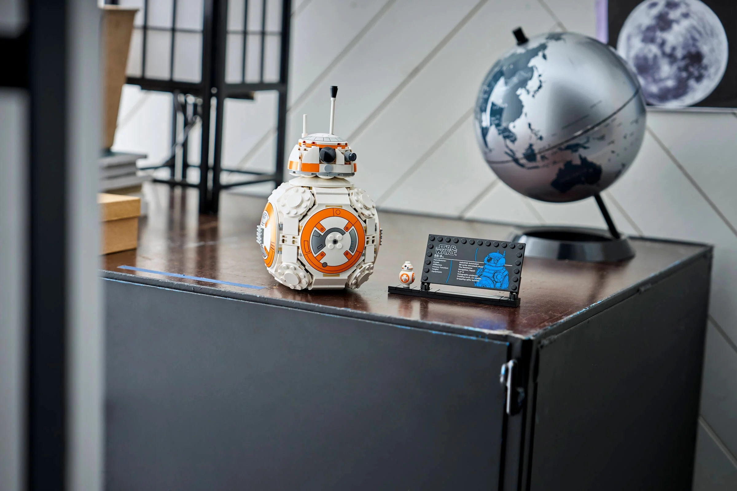 BB-8 LEGO Star Wars, prezentat alături de plăcuța informativă și minifigurină.