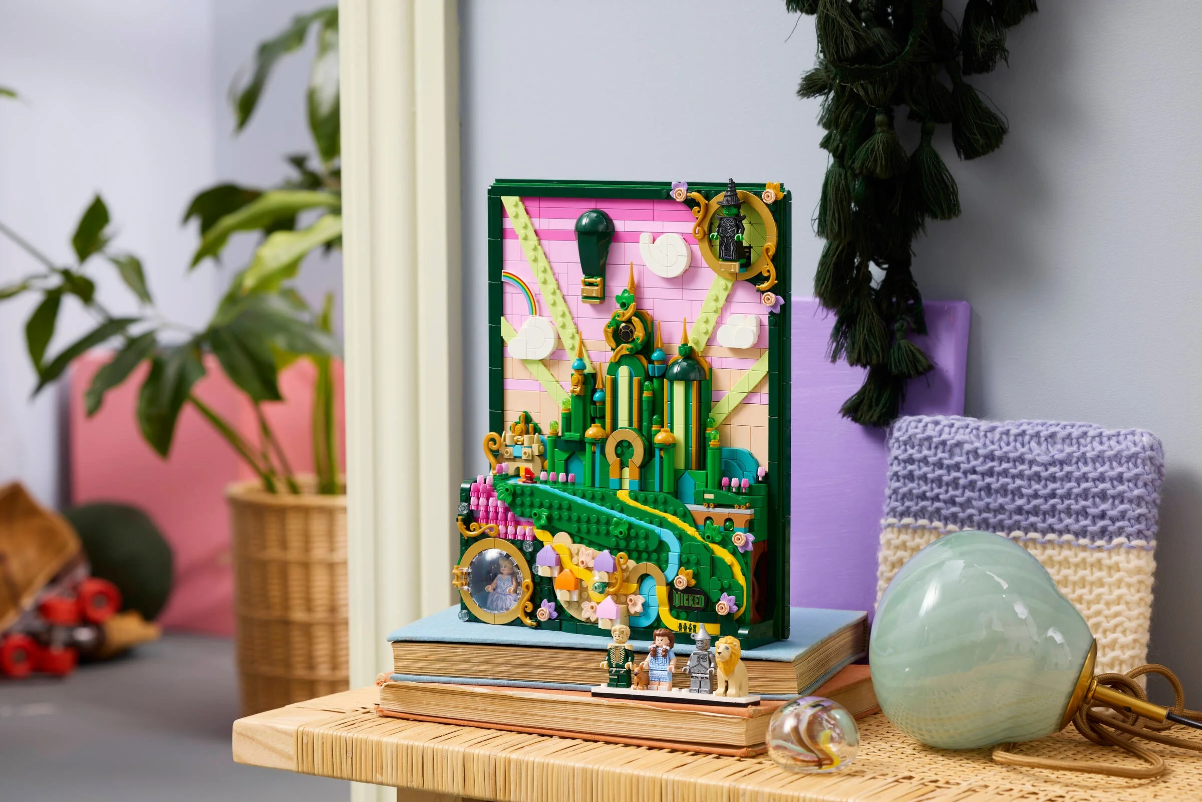 O imagine detaliată a modelului LEGO Emerald City, prezentat într-un cadru stilizat.