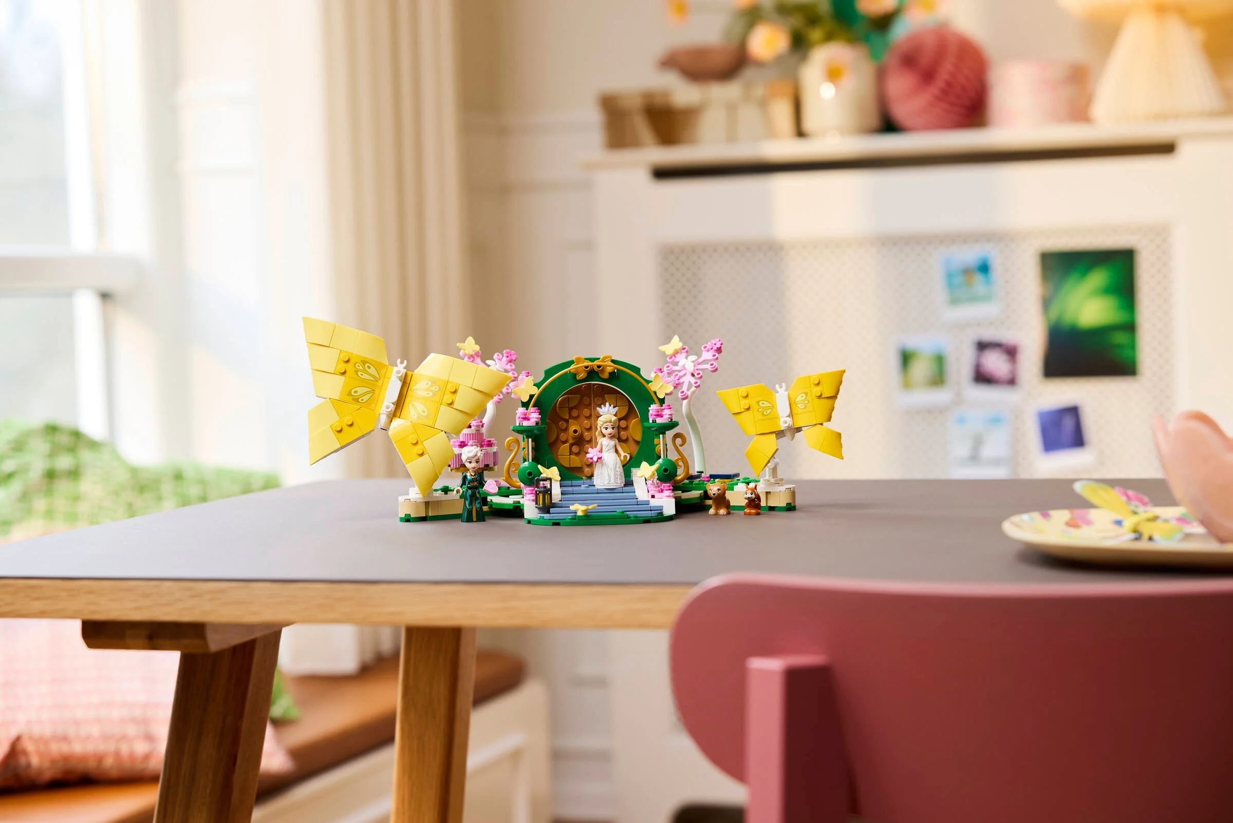 Setul LEGO 75688, Nunta lui Glinda, prezentat pe o masă într-un cadru luminos și aerisit.