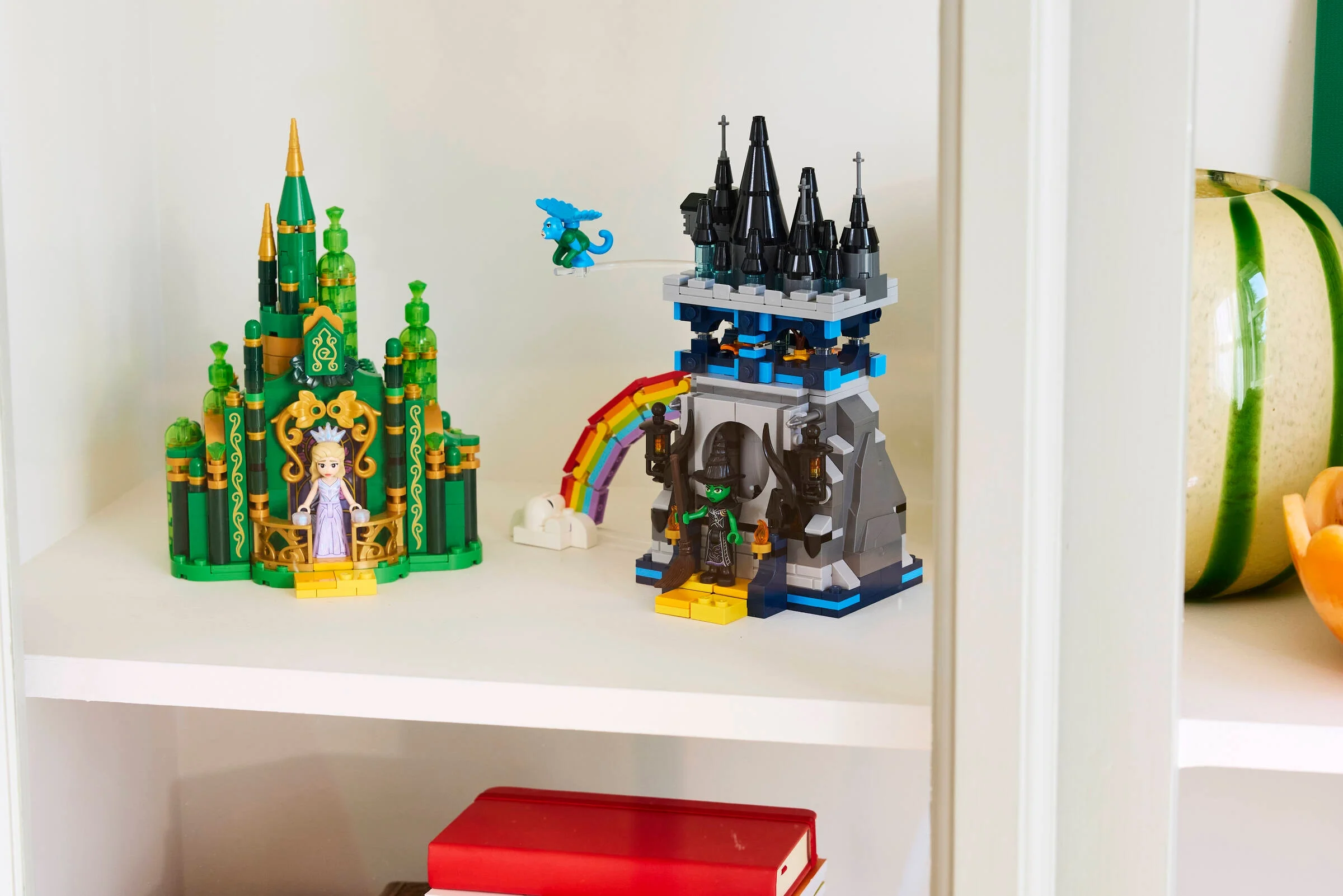 Setul LEGO Emerald City și Castelul Kiamo Ko, cu minifigurine și detalii complexe.