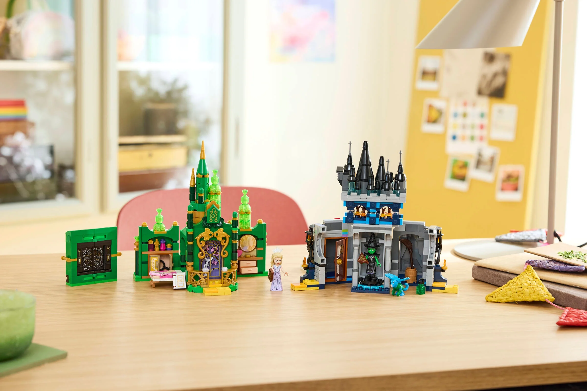 Setul LEGO Vrăjitorul din Oz: Castelul Emerald City și Castelul Kiamo Ko, cu minifigurinele incluse.