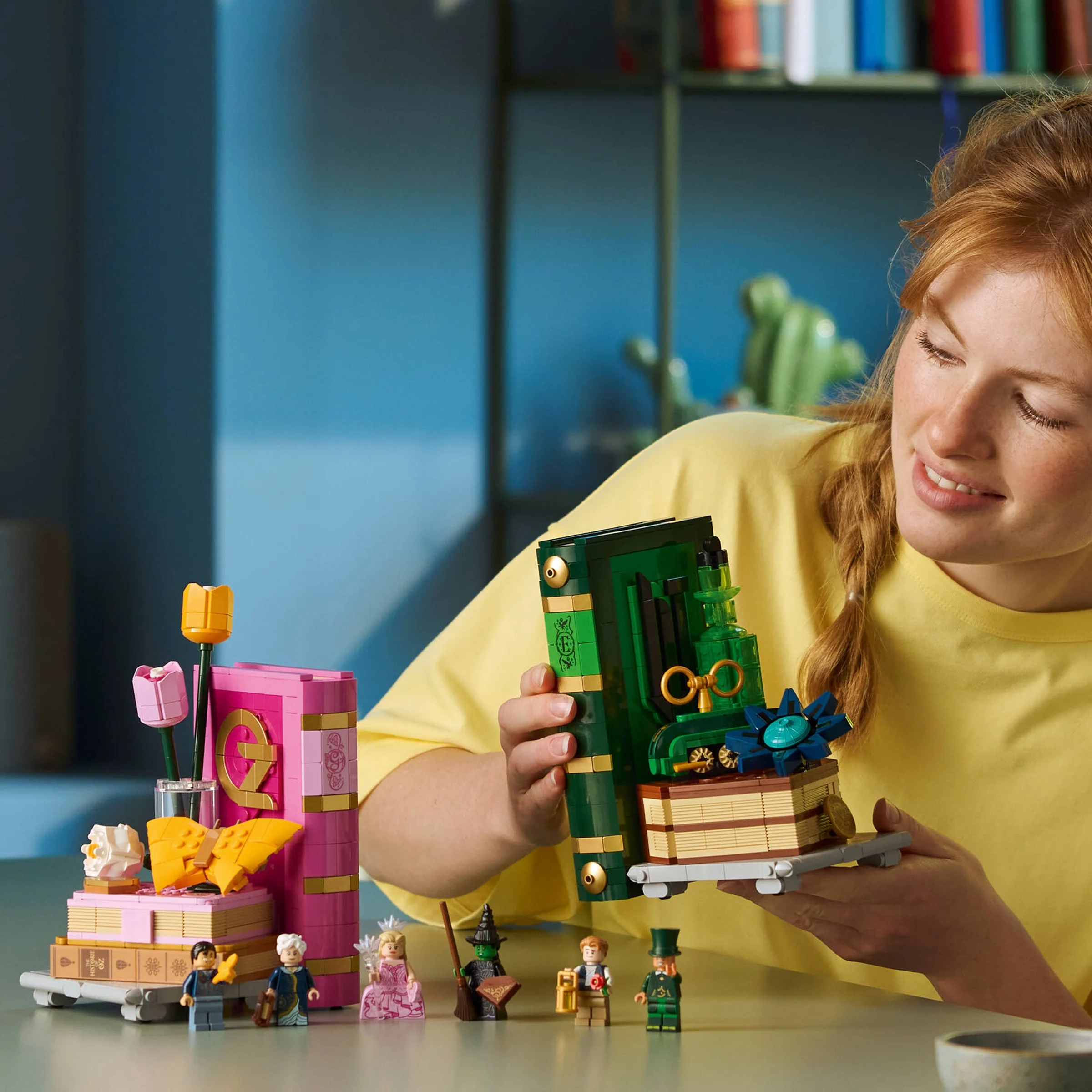 Imagine cu modelul finalizat LEGO 75691 Glinda & Elphaba Bookends, cu minifigurinele incluse.