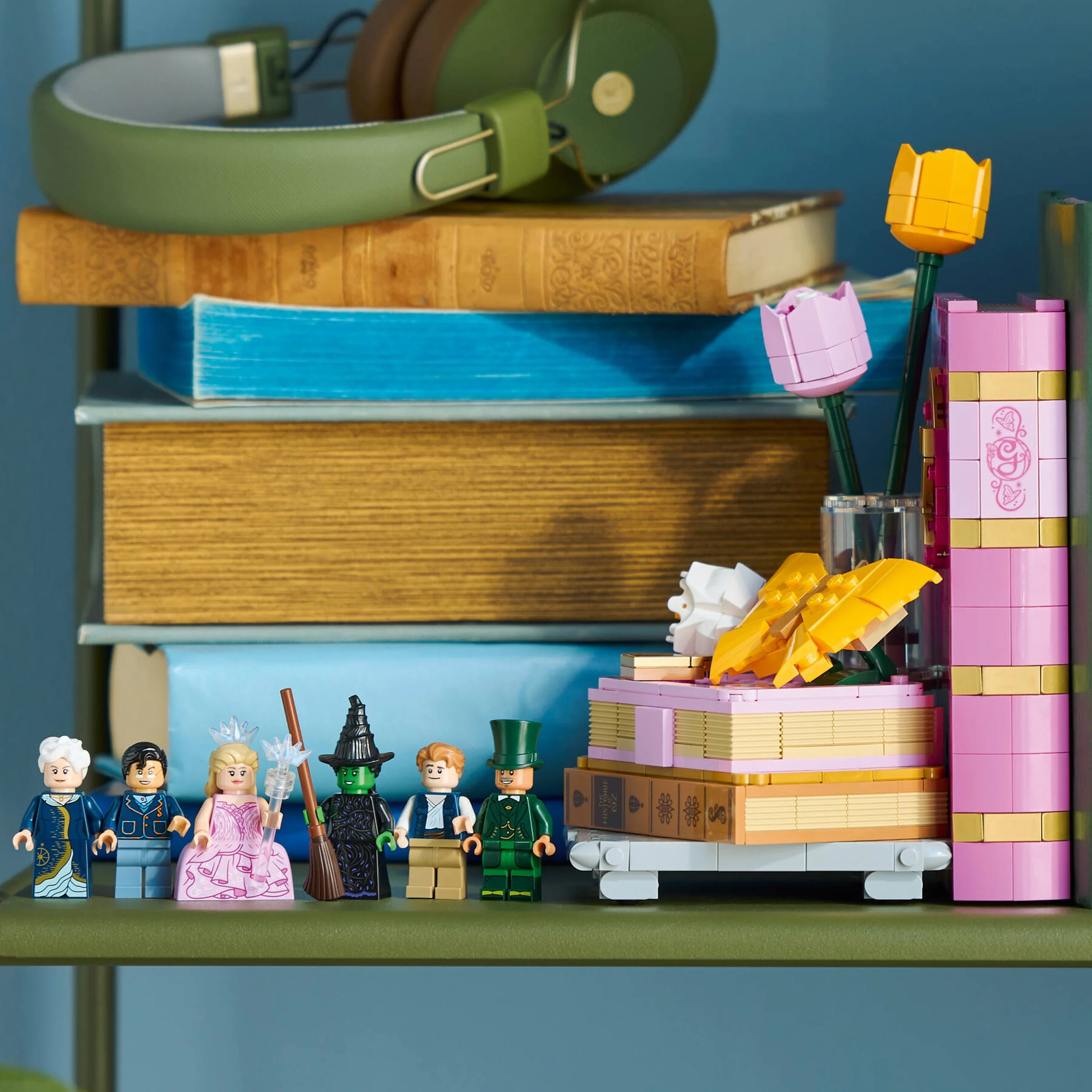 Setul LEGO 75691 prezintă bookend-uri cu Glinda și Elphaba, pline de detalii magice.