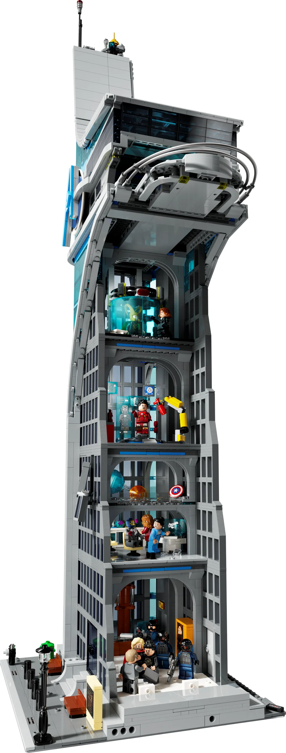 Imagine detaliată a Turnului Răzbunătorilor LEGO 76269, cu minifigurine și funcții expuse.