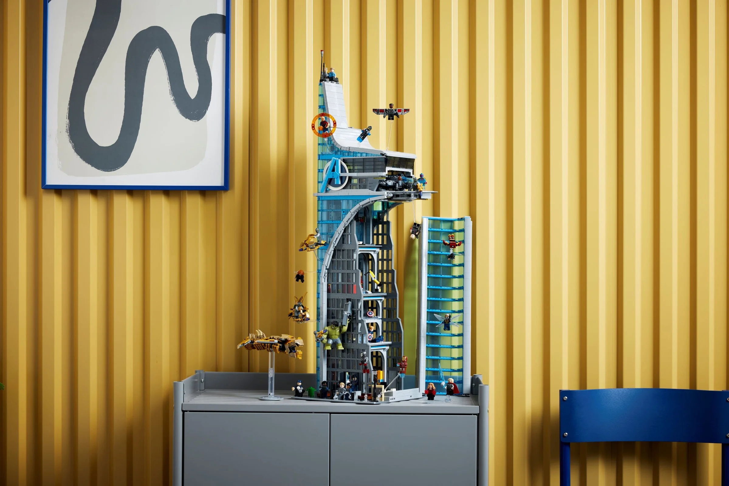 Imagine cu Turnul Răzbunătorilor LEGO 76269, un model detaliat și plin de minifigurine.