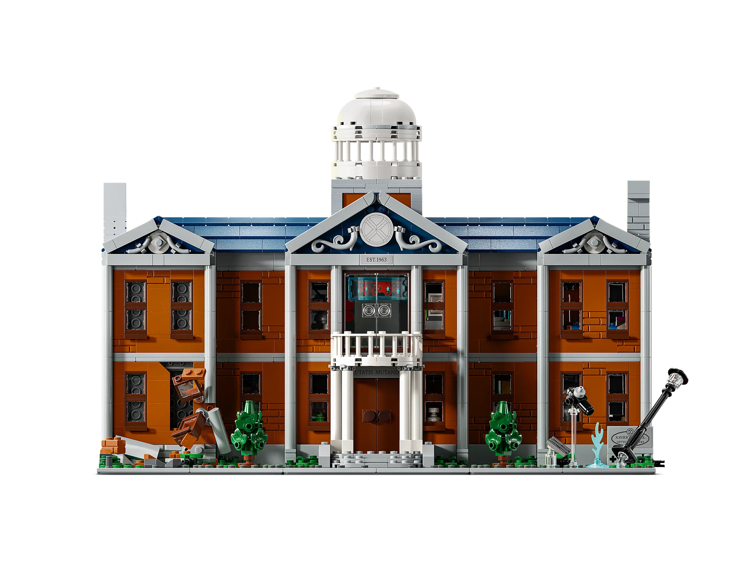 Imagine frontală a Conacului X, cu deteriorări vizibile. Este o construcție detaliată LEGO.