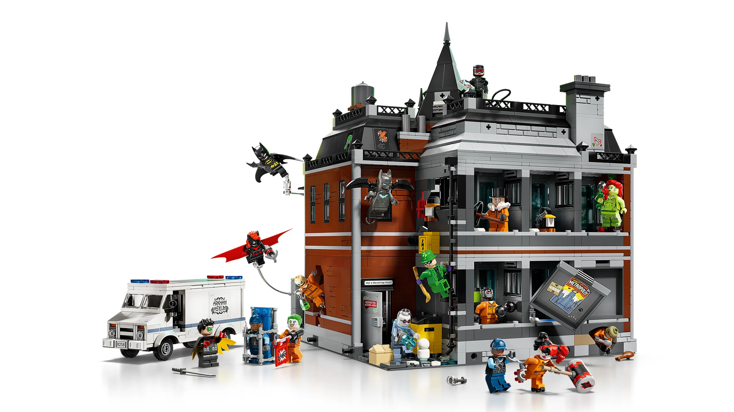 Imagine cu setul LEGO 76300 Arkham Asylum, cu minifigurine și detalii ale construcției.