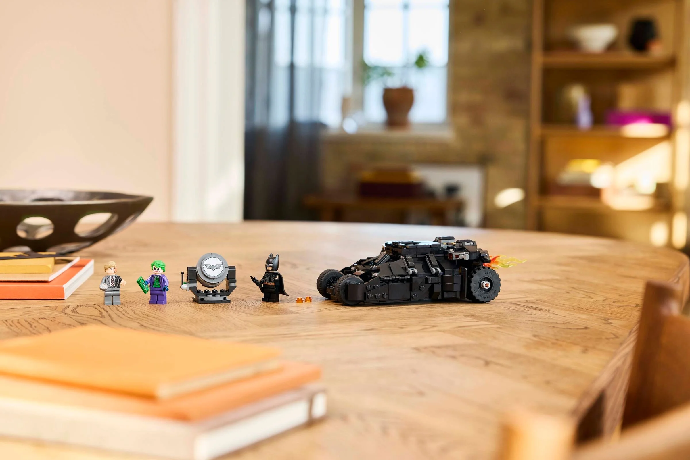 Prezentare a setului LEGO Batman Tumbler cu minifigurinele Two-Face și Joker.