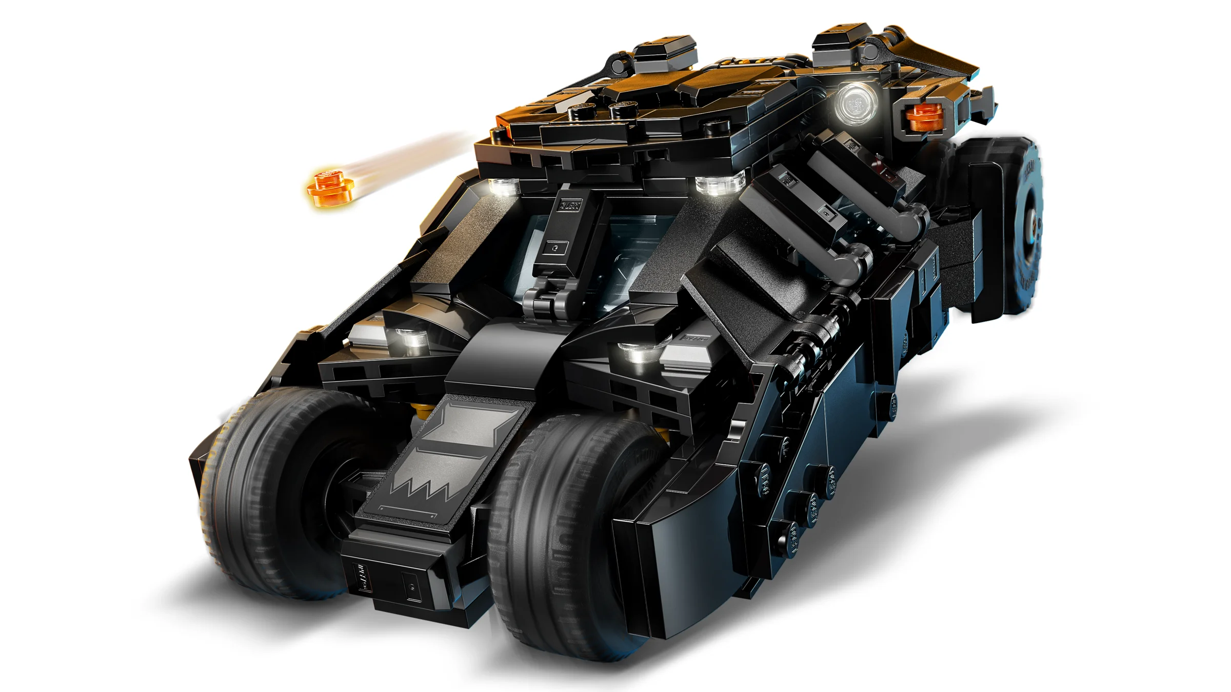 Tumbler LEGO negru, detaliu cu lansator de proiectile activat. Aspect impunător și robust.