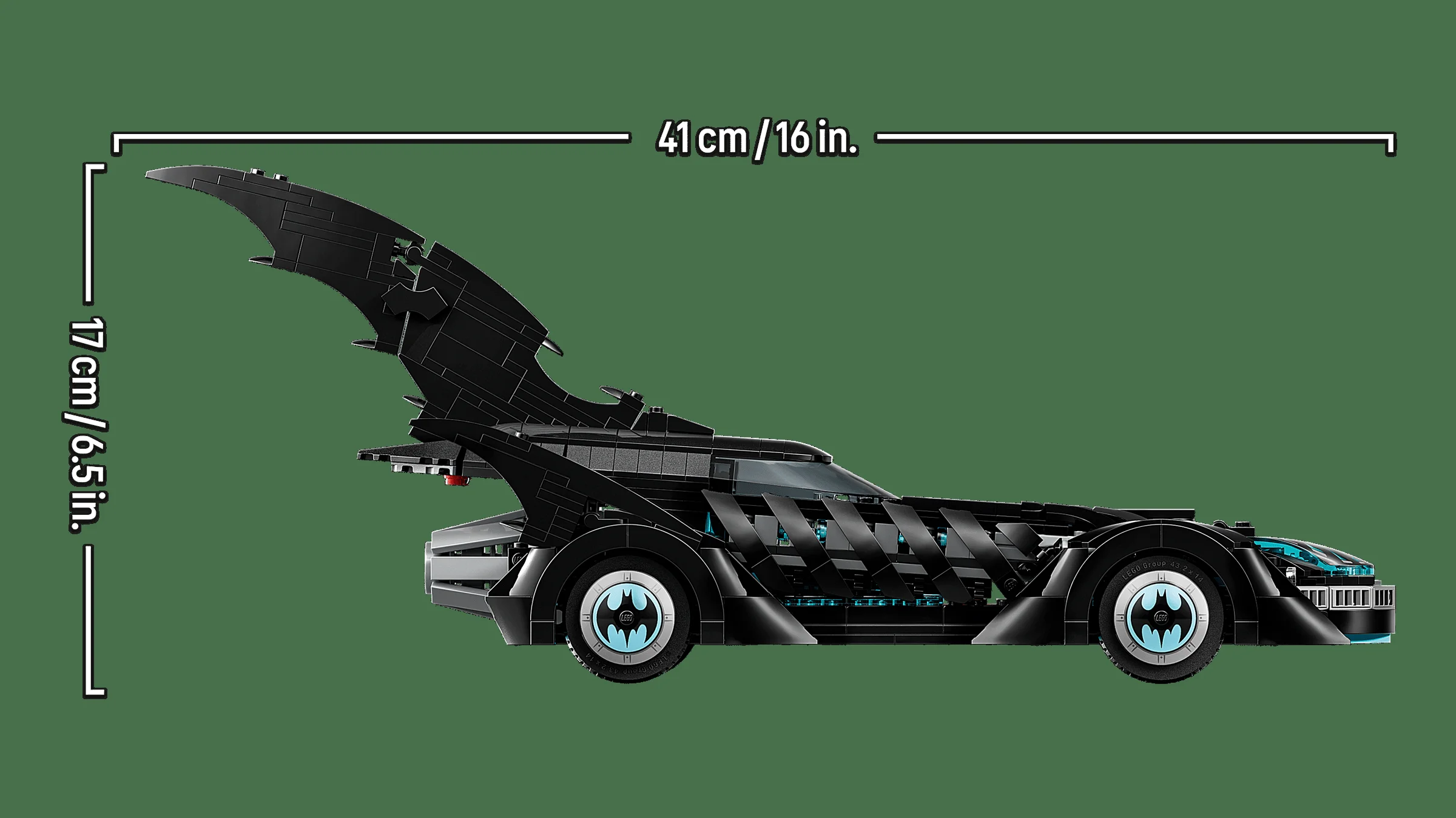 Batmobile LEGO din Batman Forever, cu dimensiunile indicate: 41 cm lungime și 17 cm înălțime.
