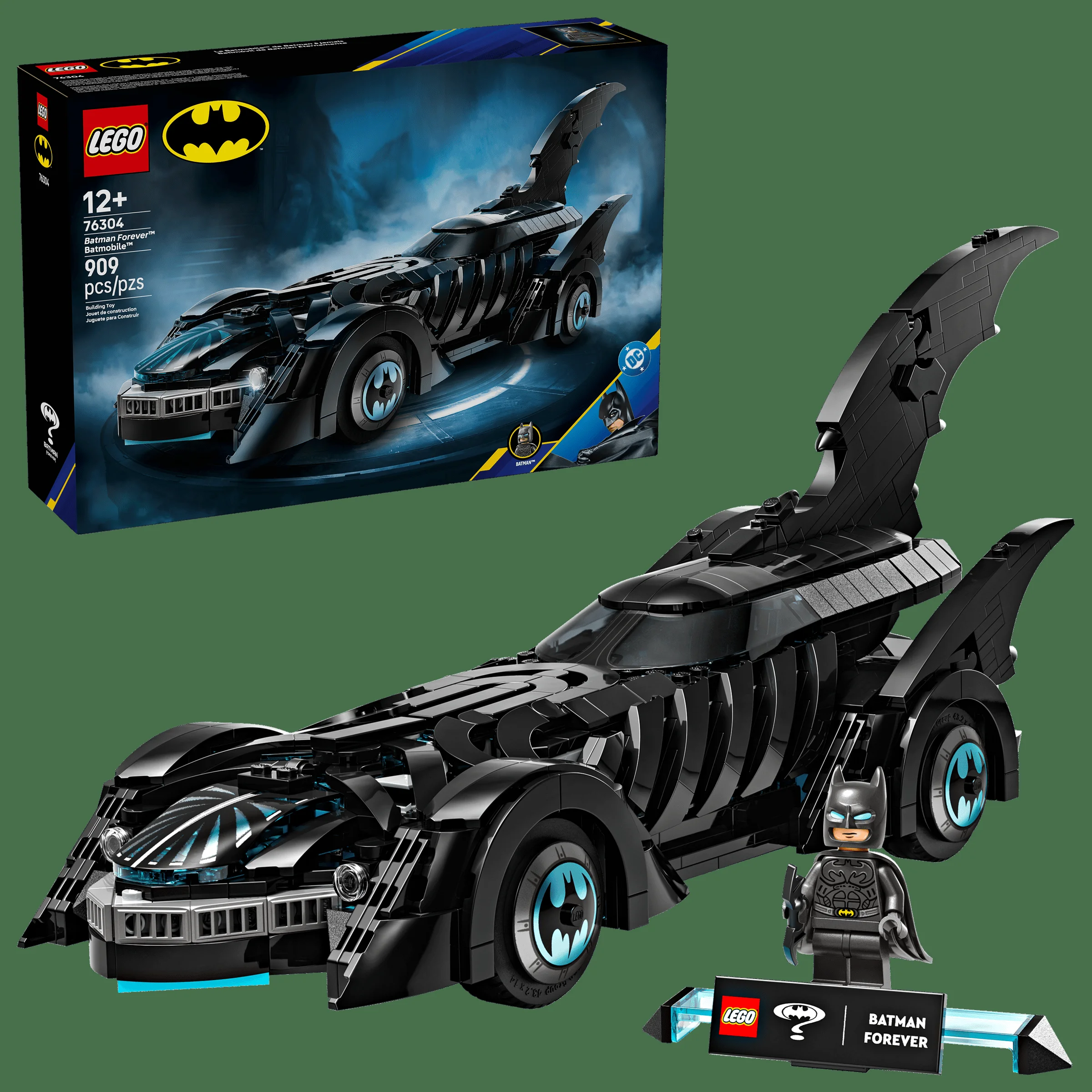 Imagine cu Batmobilul LEGO 76304 'Batman Forever', alături de cutie și minifigurina Batman. Aspect elegant și detaliat.