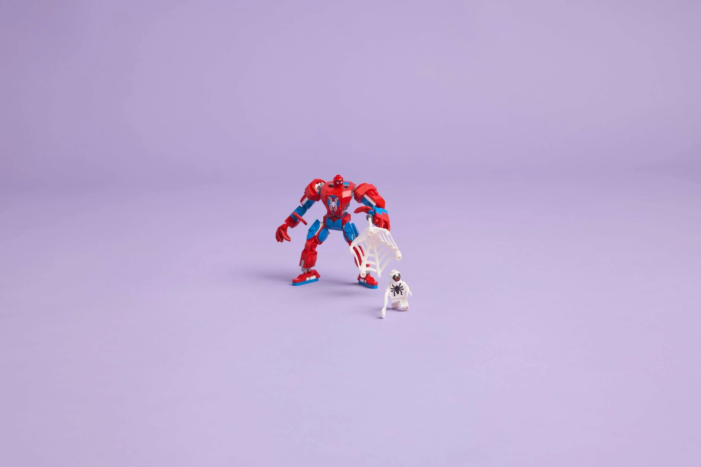 Imagine cu mech-ul Spider-Man și minifigurina Anti-Venom, pe fundal mov.