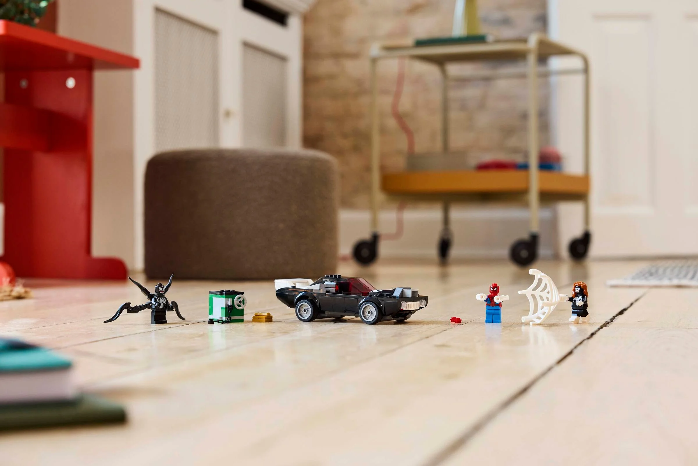 Imagine cu setul LEGO Spider-Man vs. Venom Muscle Car (76309) pe podea.