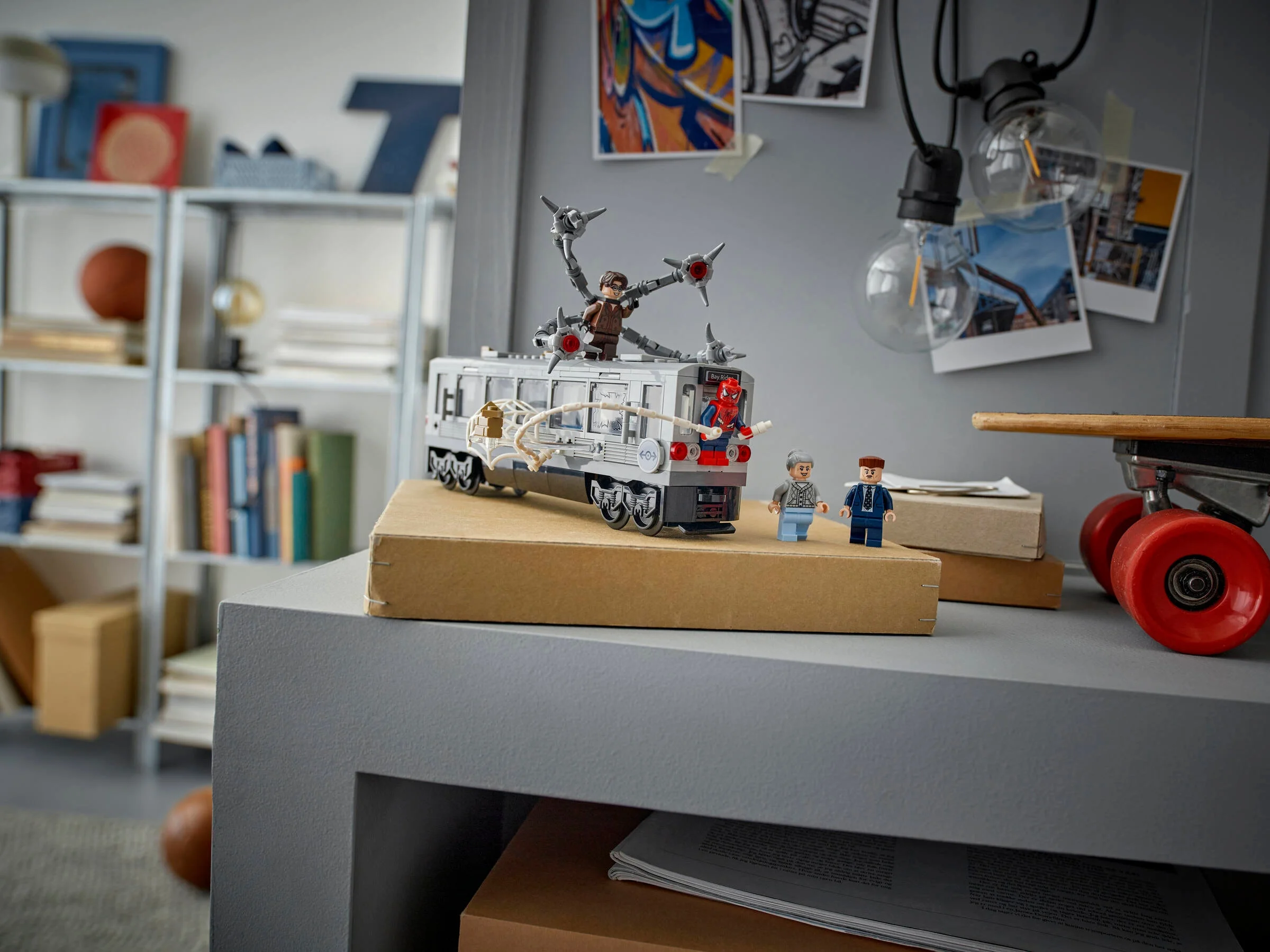 Scenă cu trenul de metrou din New York, Spider-Man, Doc Ock și alte minifigurine. Setul 76321.