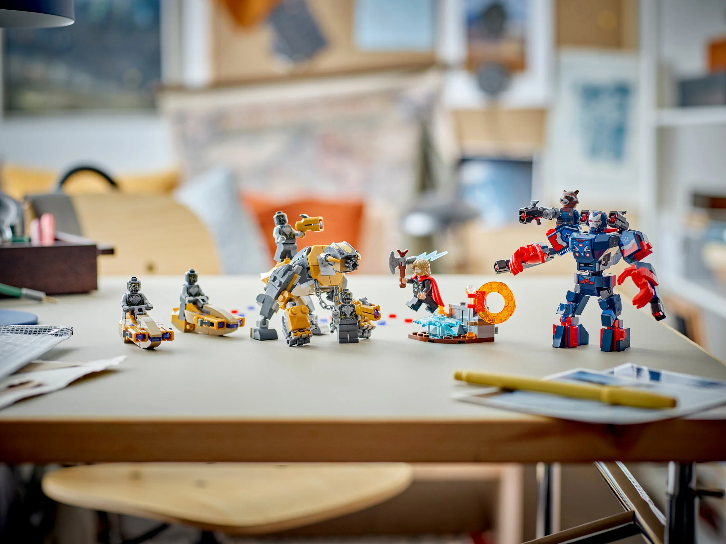 Imagine cu setul LEGO 76322 Thor vs. Chitauri, având minifigurinele și construcțiile asamblate.
