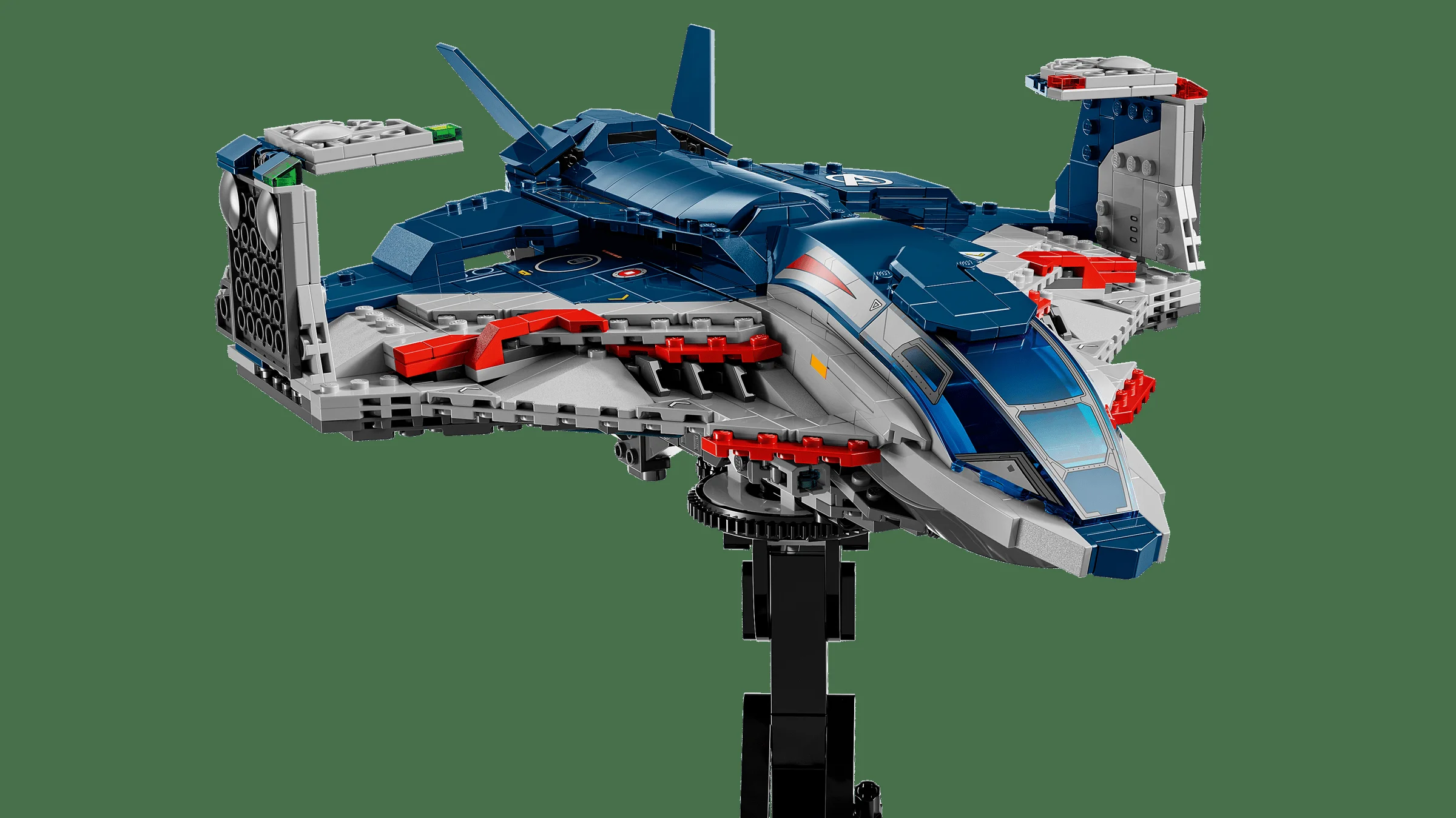 Quinjet-ul Avengers: Age of Ultron, albastru și gri, pe un stativ negru.