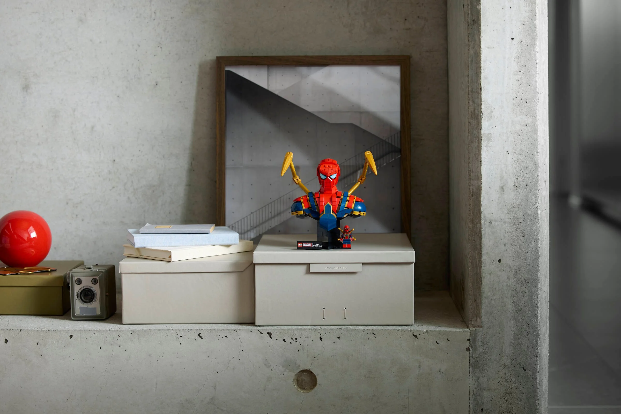 Bustul Iron Spider-Man LEGO expus ca obiect decorativ modern.