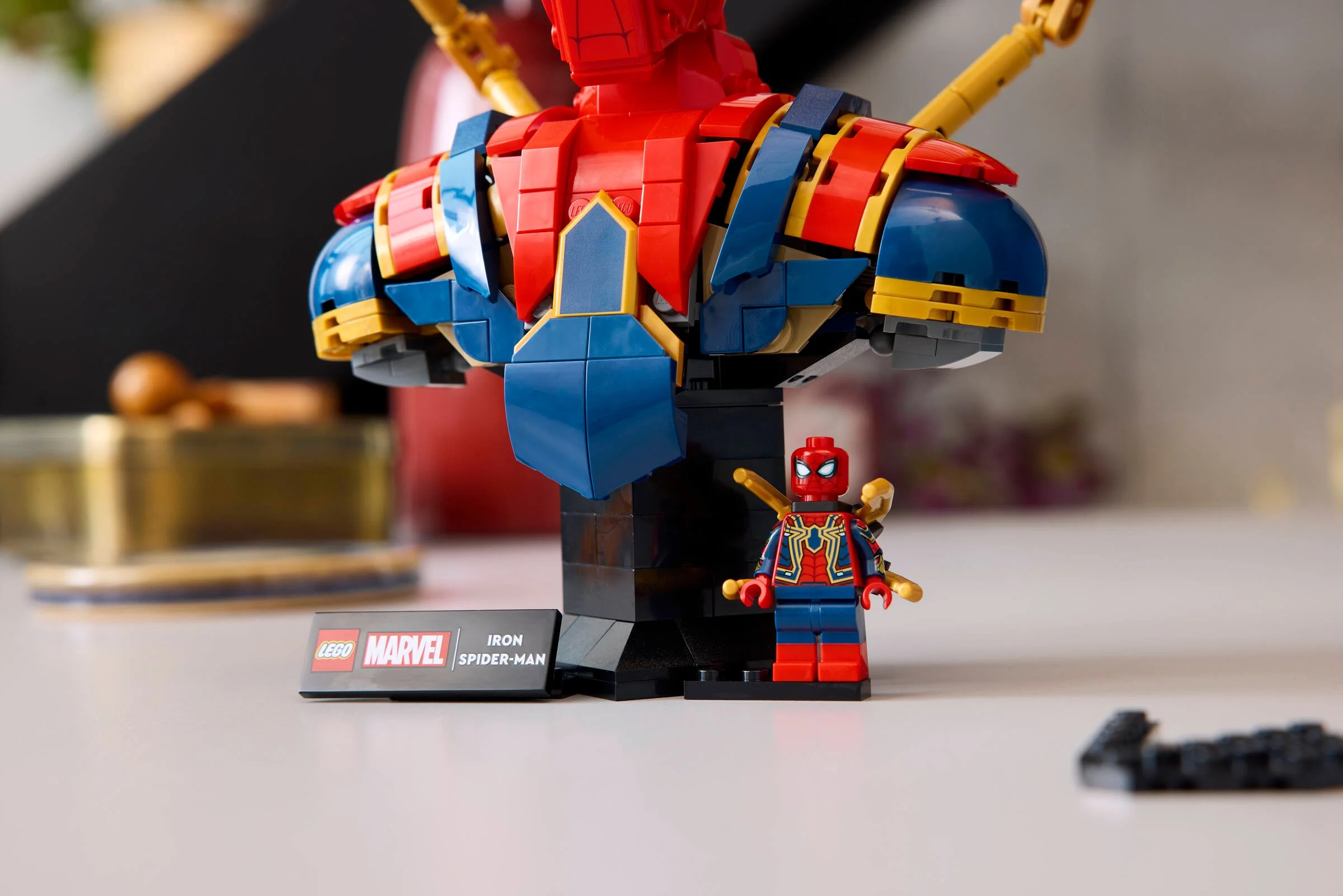 Imagine cu bustul Iron Spider-Man LEGO și minifigurina. Detaliile sunt impresionante.