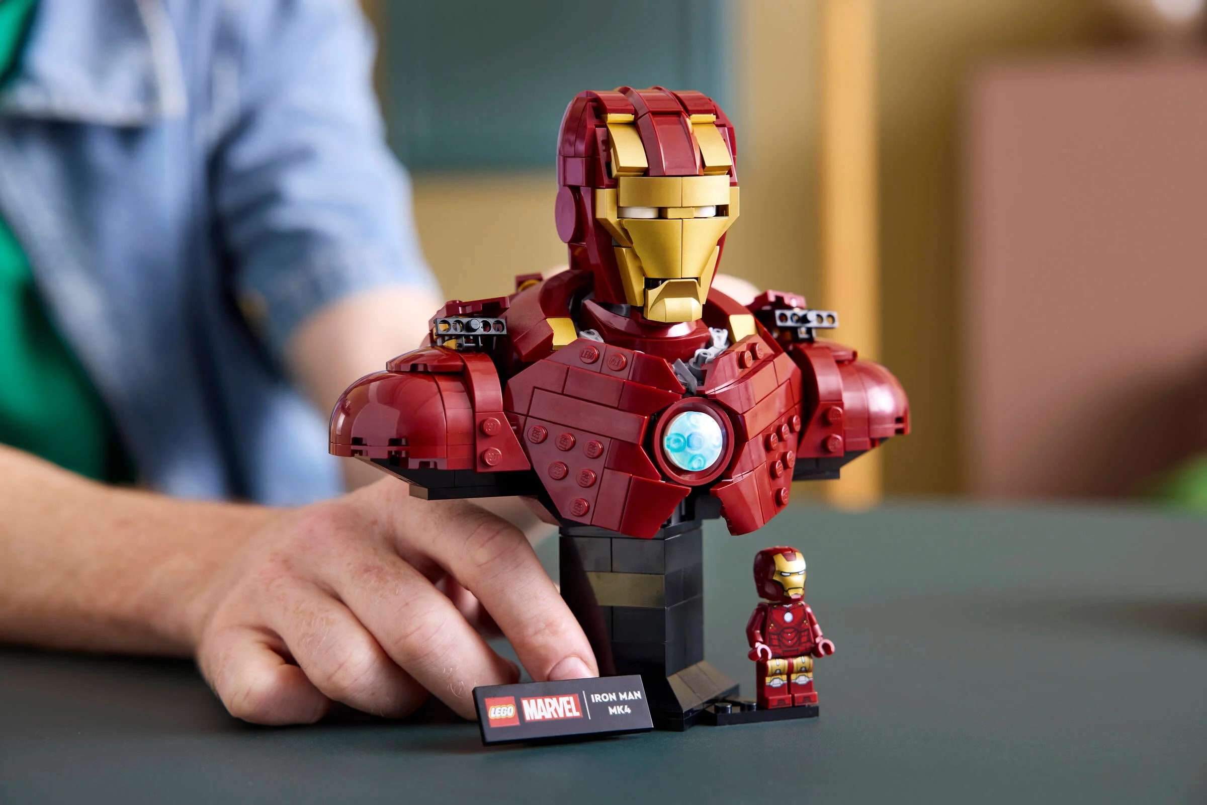 Prim-plan bust LEGO Iron Man MK4, cu minifigurina și plăcuța cu numele. Detalii impresionante!