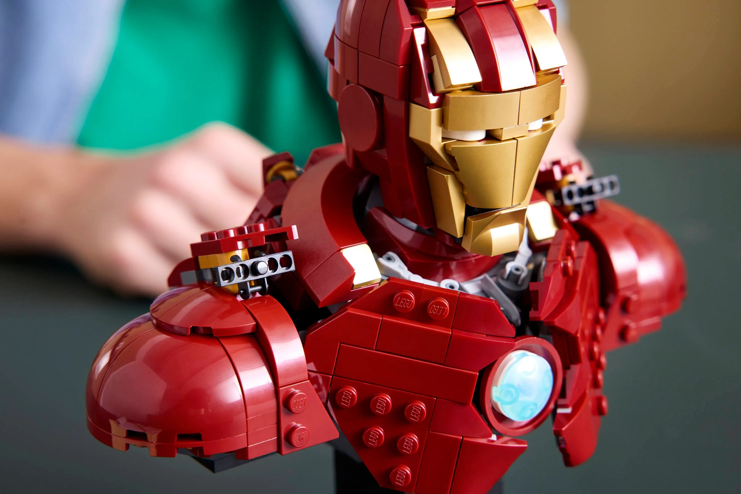 Prim plan al bustului Iron Man MK4, detaliat și realizat din piese LEGO roșii și aurii.
