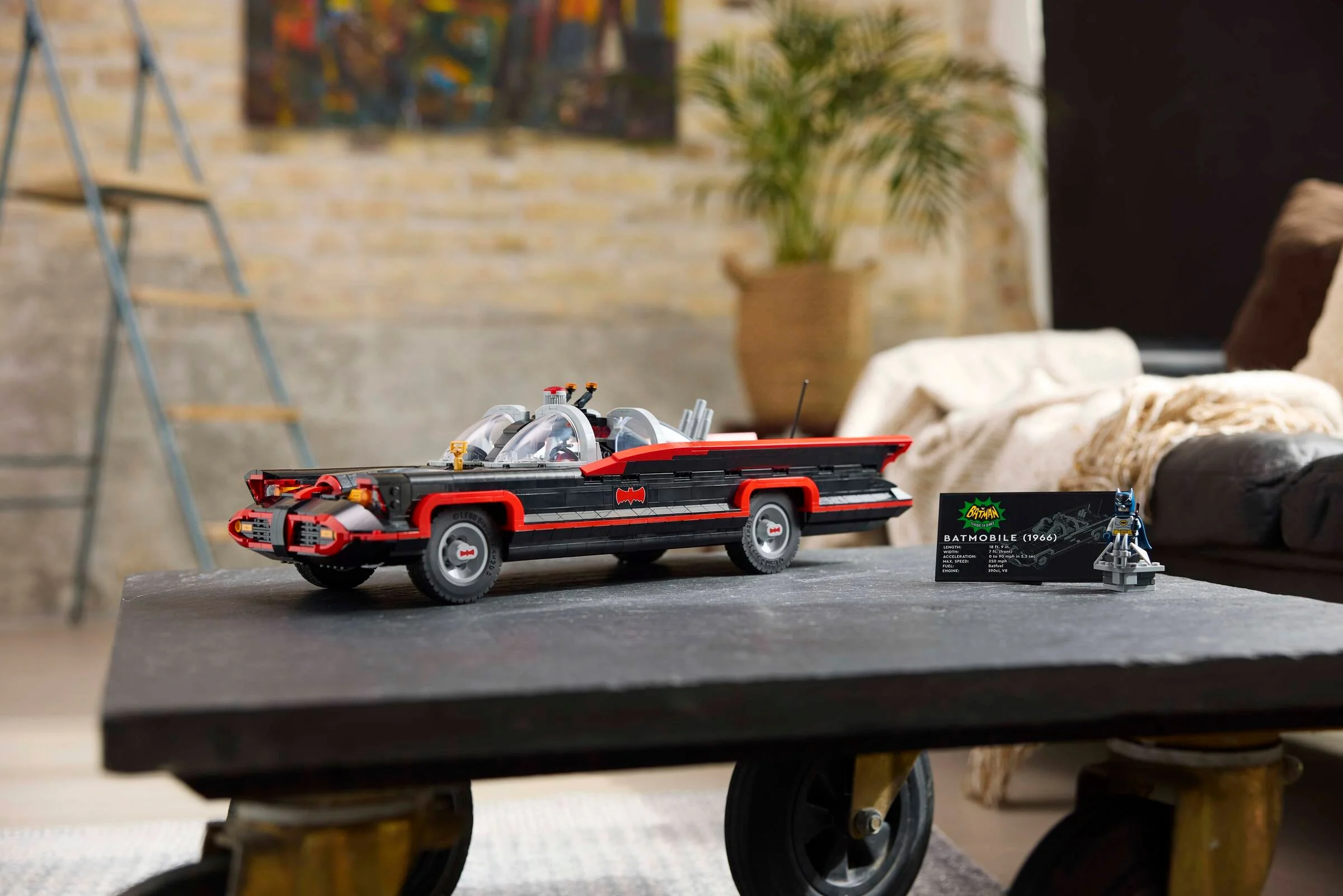 Imagine cu modelul LEGO Batmobile din seria TV clasică, alături de minifigurină și o plăcuță informativă.