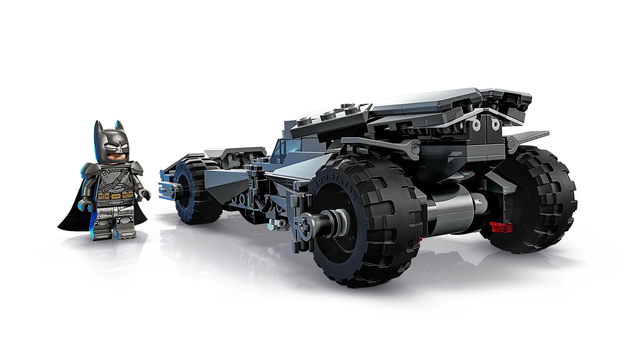 Imagine cu Batmobile-ul și minifigurina Batman, model LEGO 76331, pe fundal alb.